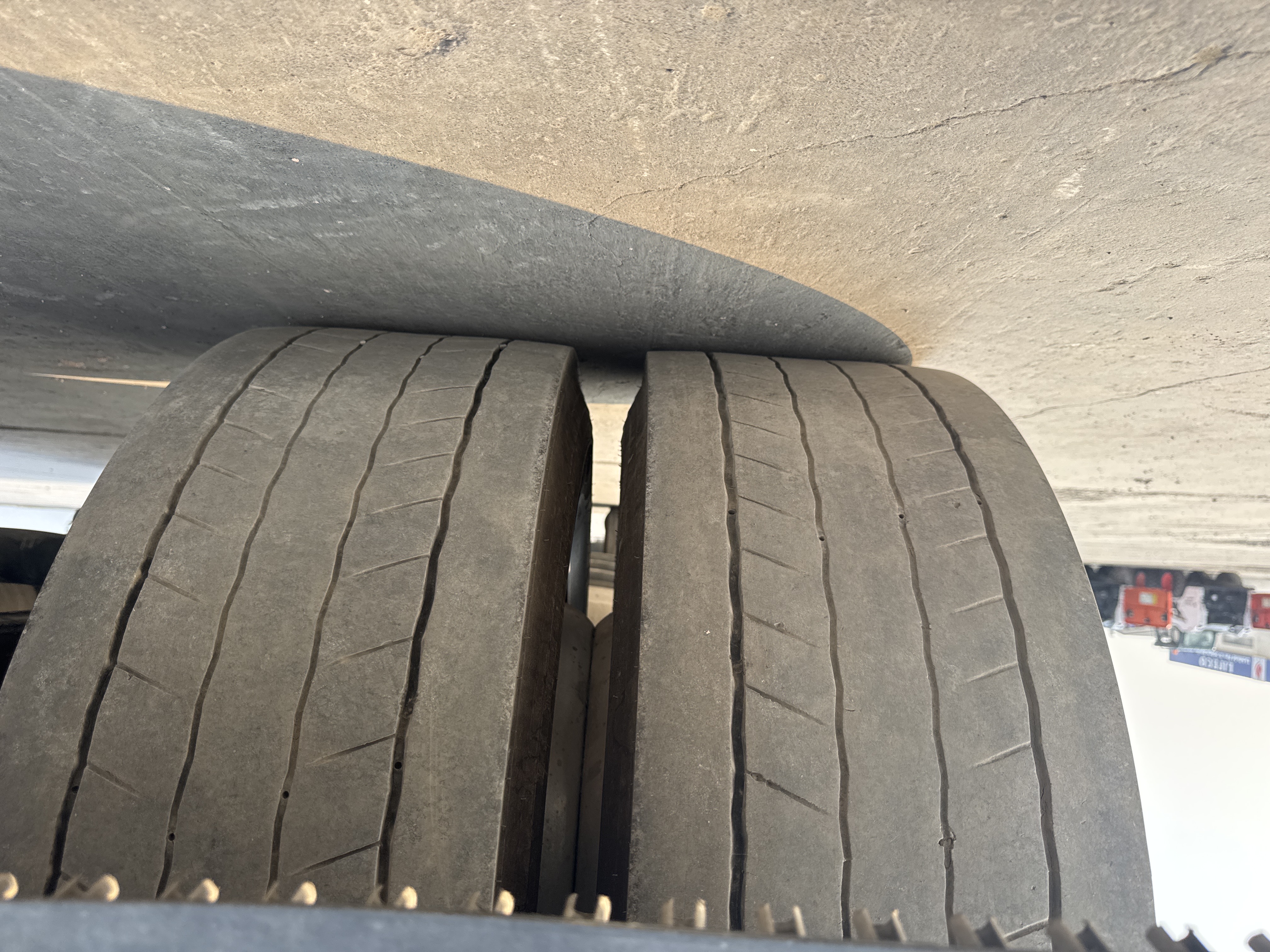 PMT-001-Mercedes-Benz-Actros-1845-Trailer-trucks-inspection-Chassis-Left-rear-tire-/-wheel-hub---condition-2