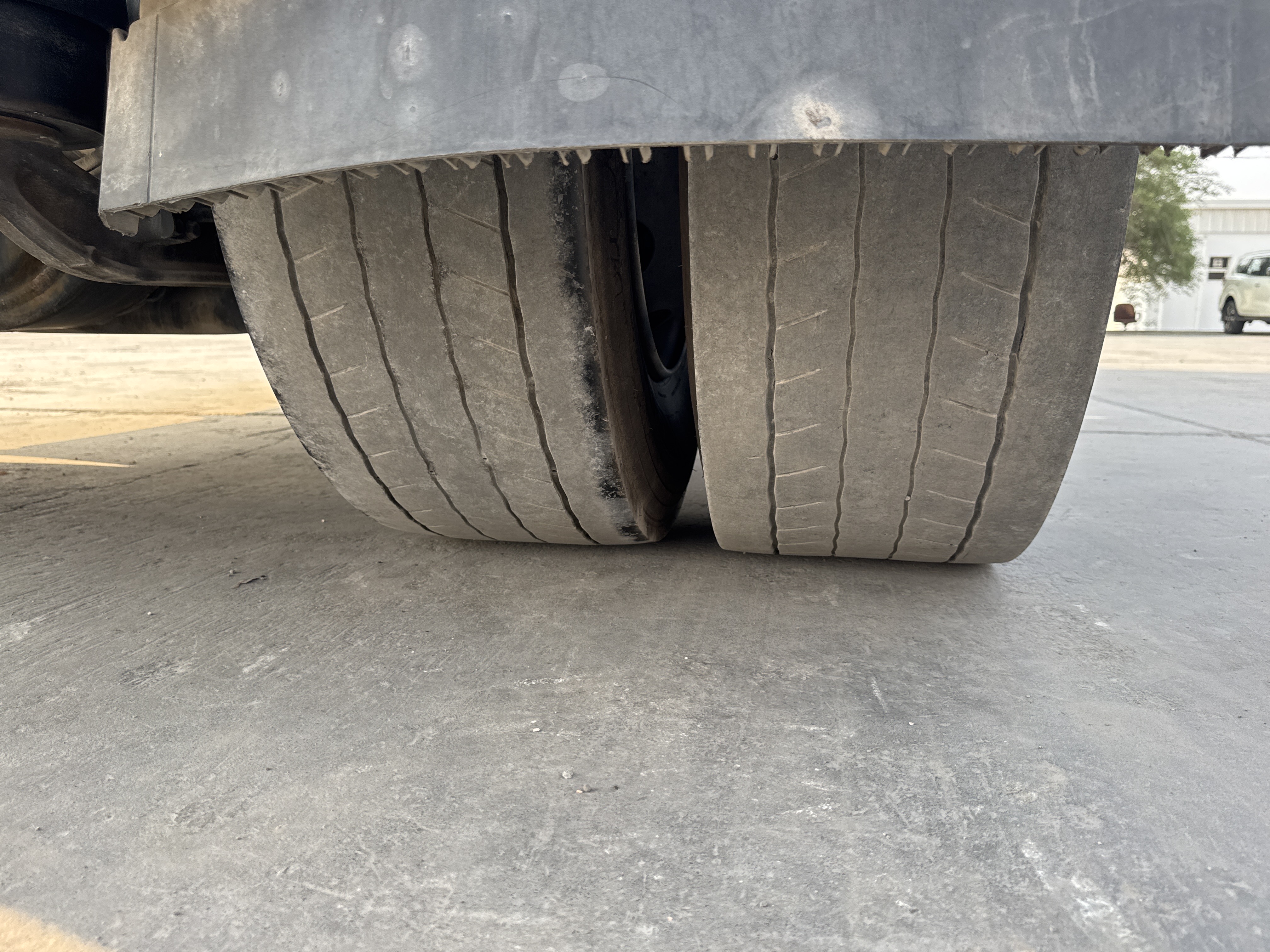 PMT-001-Mercedes-Benz-Actros-1845-Trailer-trucks-inspection-Chassis-Right-rear-tire-/-wheel-hub---condition-2