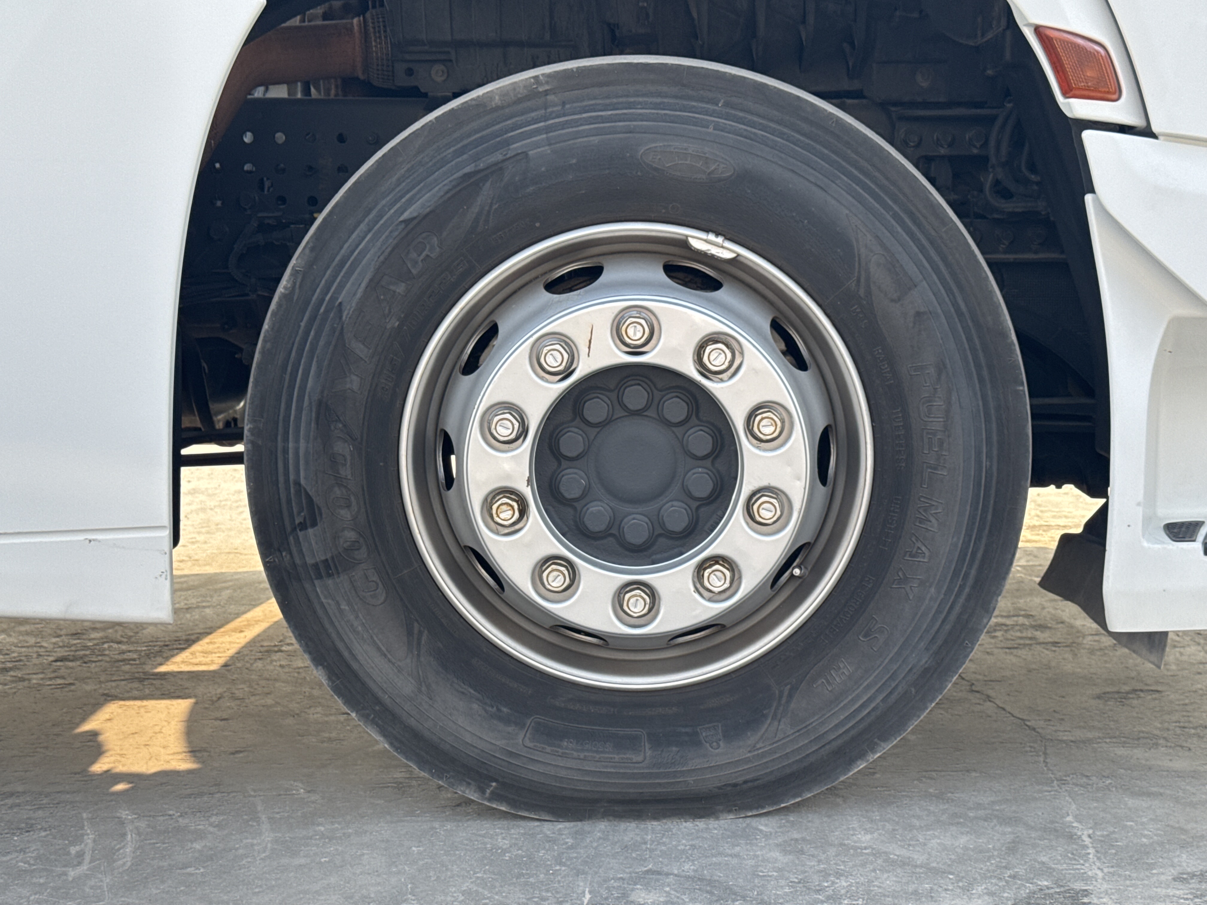 PMT-001-Mercedes-Benz-Actros-1845-Trailer-trucks-inspection-Chassis-Right-front-tire-/-wheel-hub---condition-2