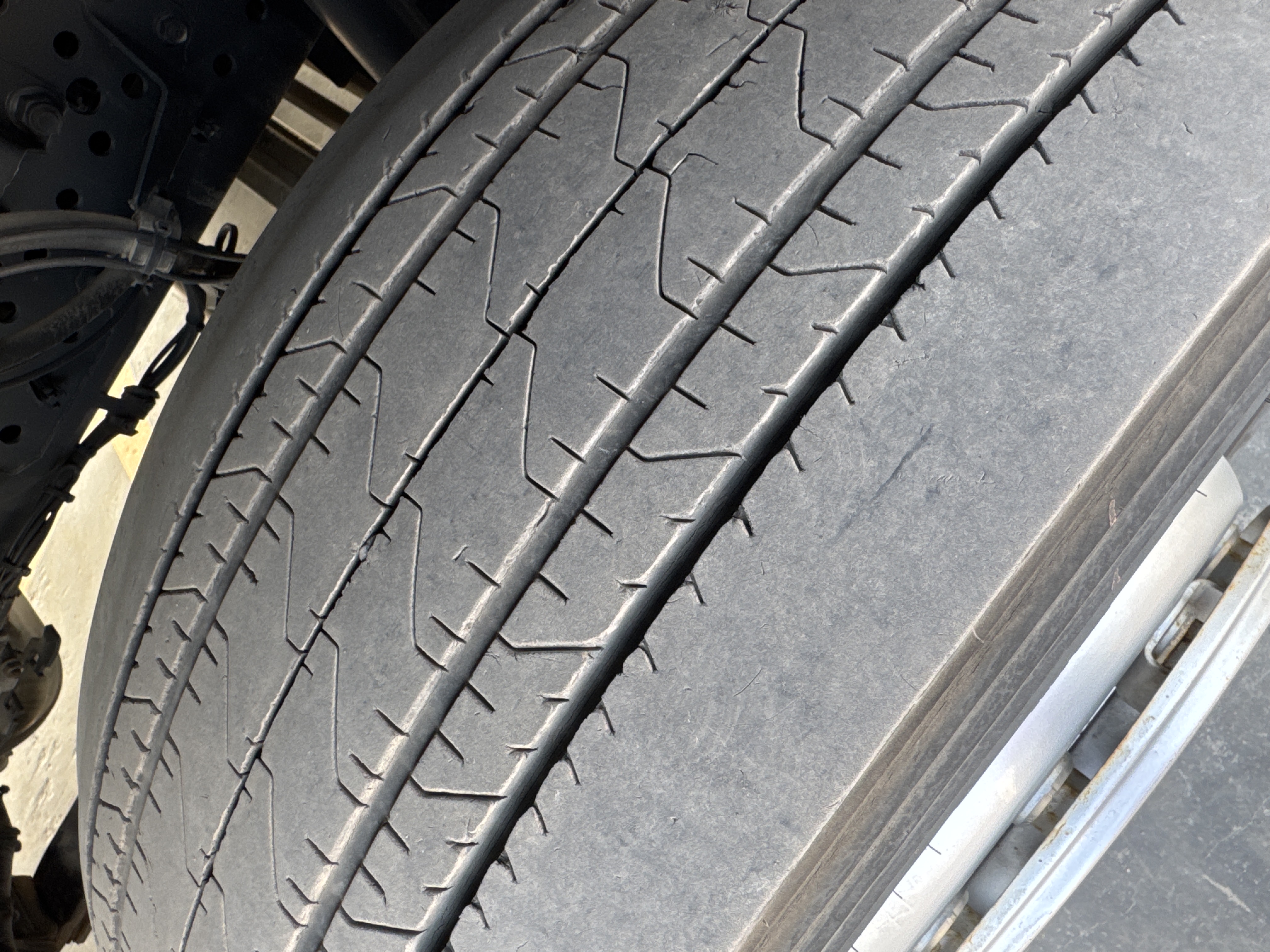 PMT-001-Mercedes-Benz-Actros-1845-Trailer-trucks-inspection-Chassis-Right-front-tire-/-wheel-hub---condition-2
