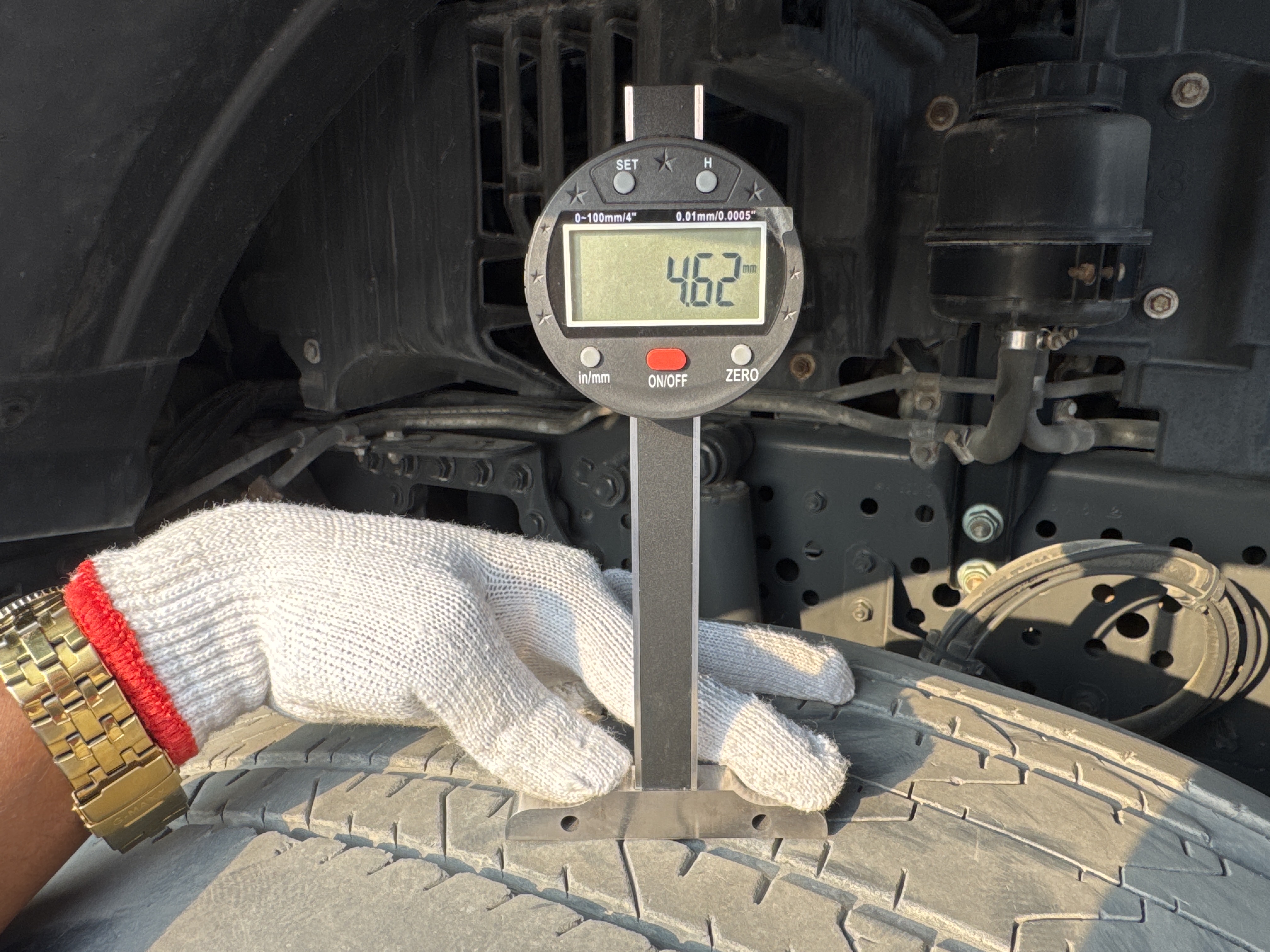 PMT-001-Mercedes-Benz-Actros-1845-Trailer-trucks-inspection-Chassis-Left-front-tire---tread-depth-1