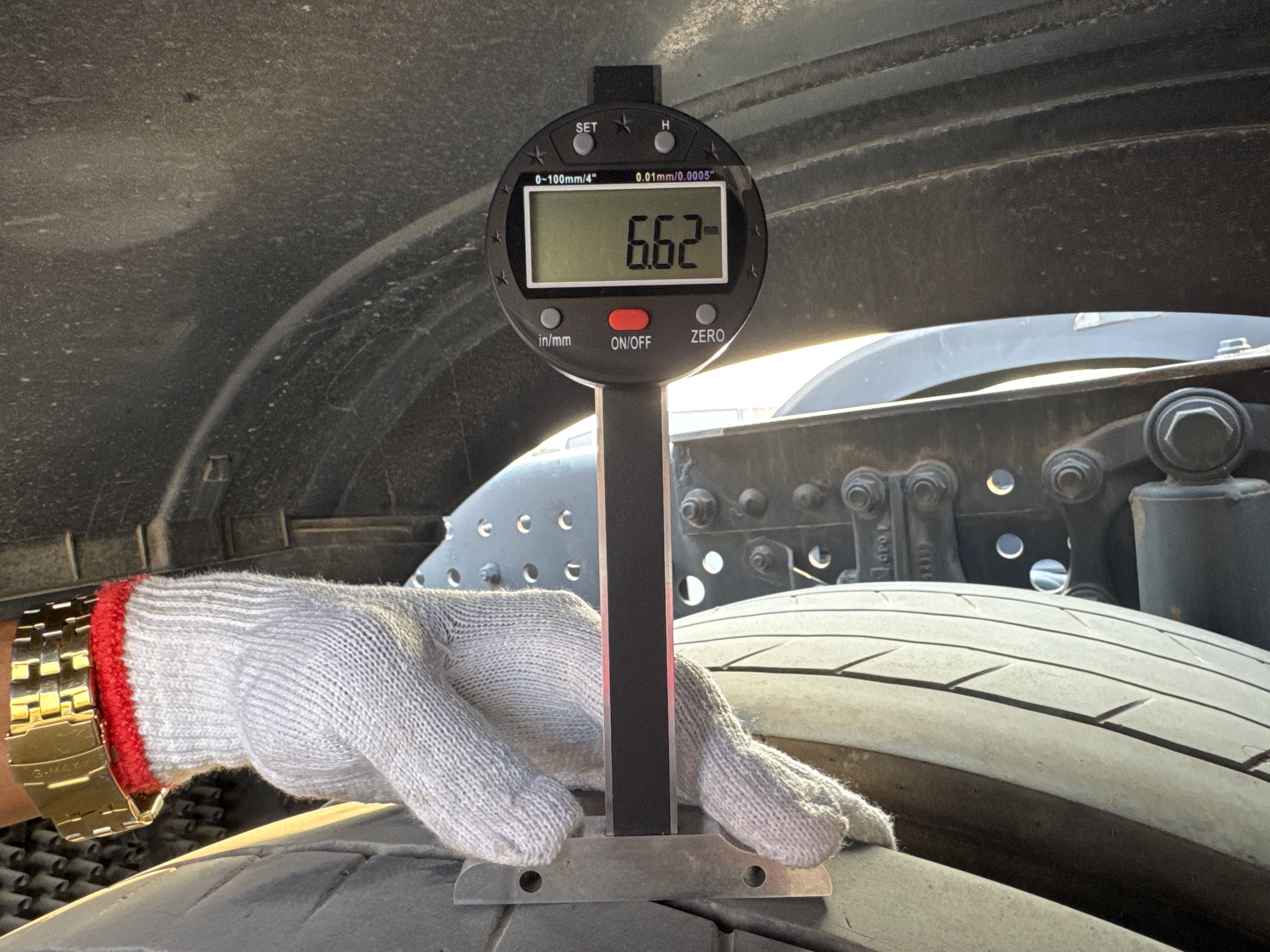 PMT-001-Mercedes-Benz-Actros-1845-Trailer-trucks-inspection-Chassis-Right-rear-tire---tread-depth-2