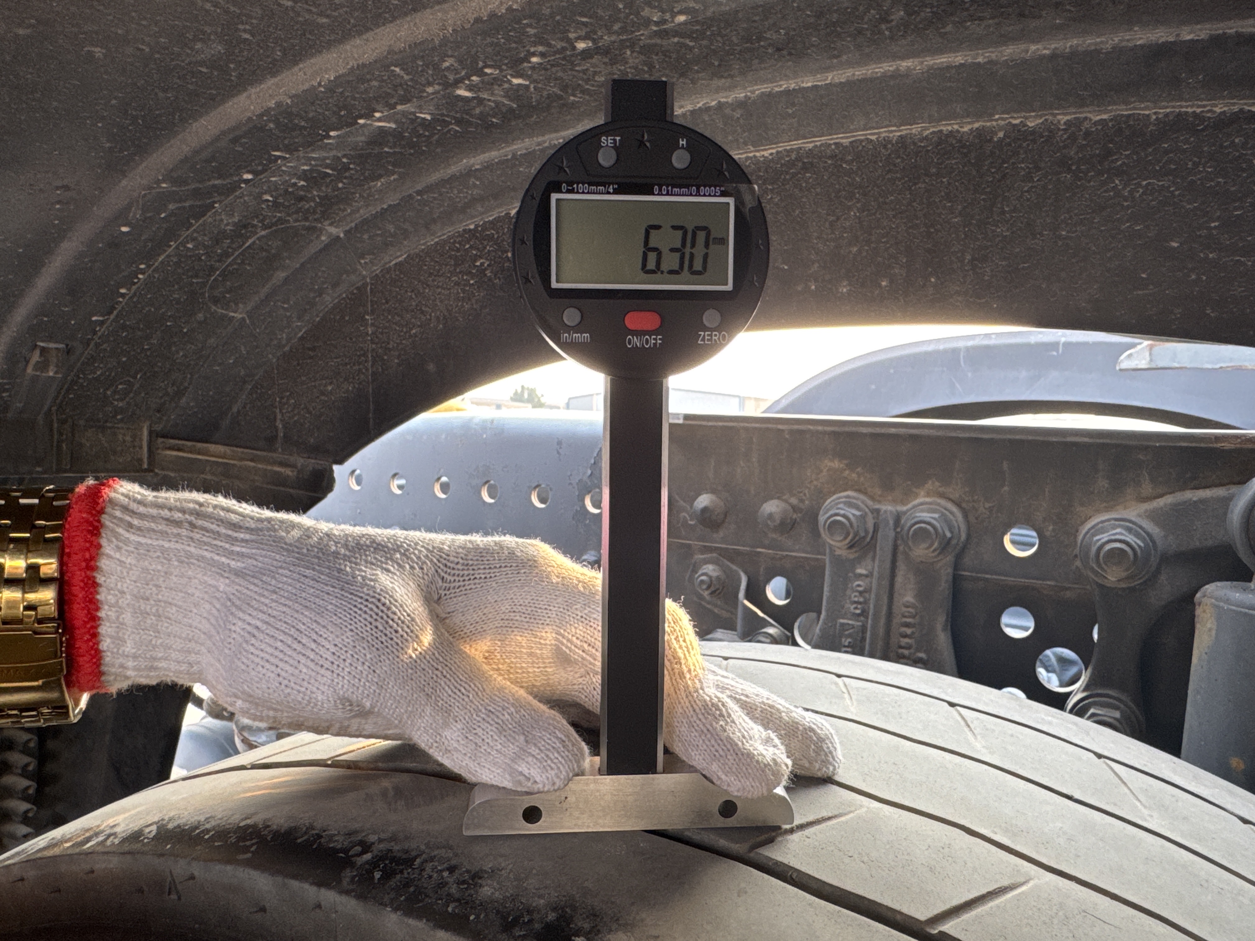 PMT-001-Mercedes-Benz-Actros-1845-Trailer-trucks-inspection-Chassis-Right-rear-tire---tread-depth-2