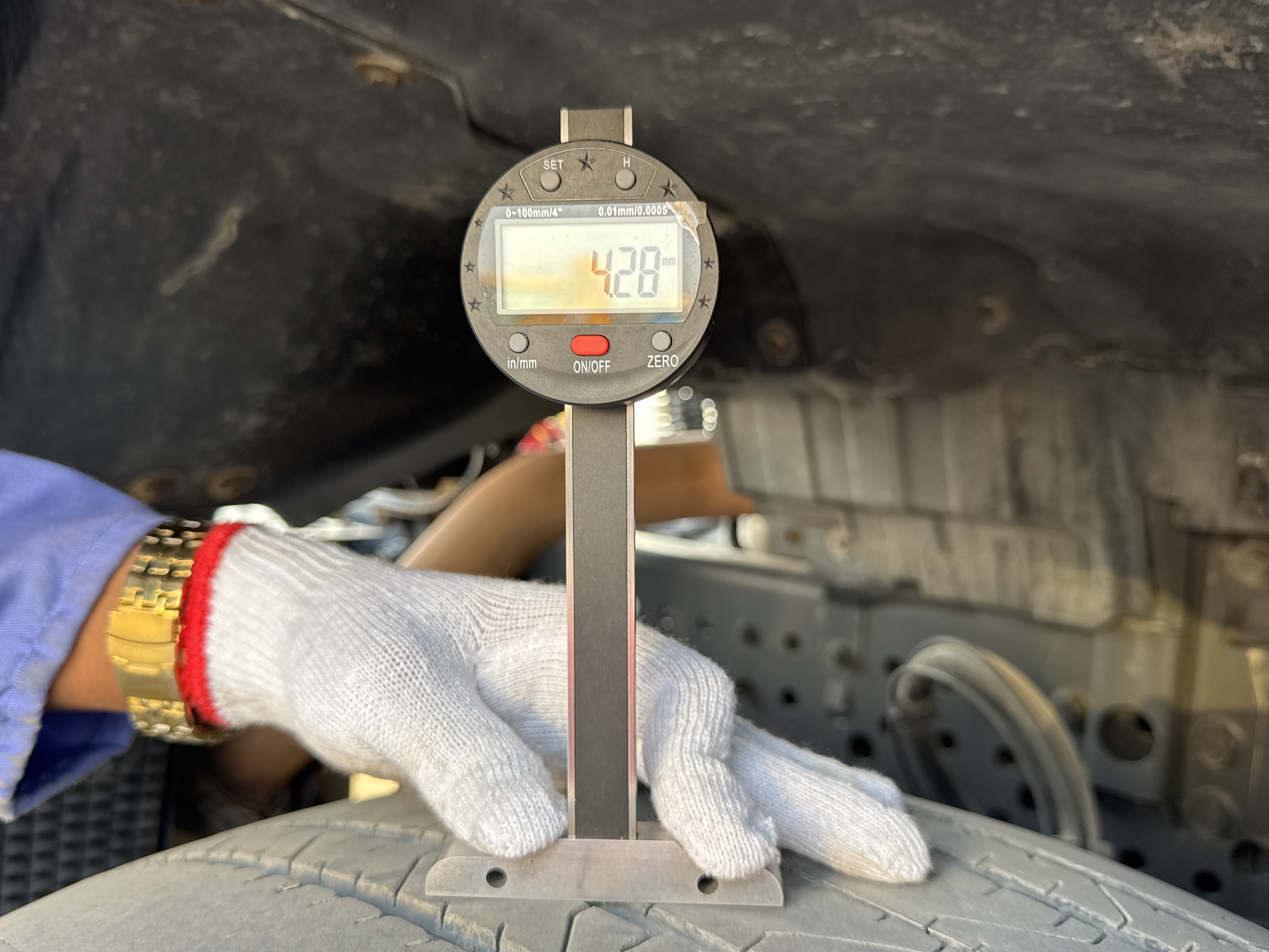 PMT-001-Mercedes-Benz-Actros-1845-Trailer-trucks-inspection-Chassis-Right-front-tire---tread-depth-2