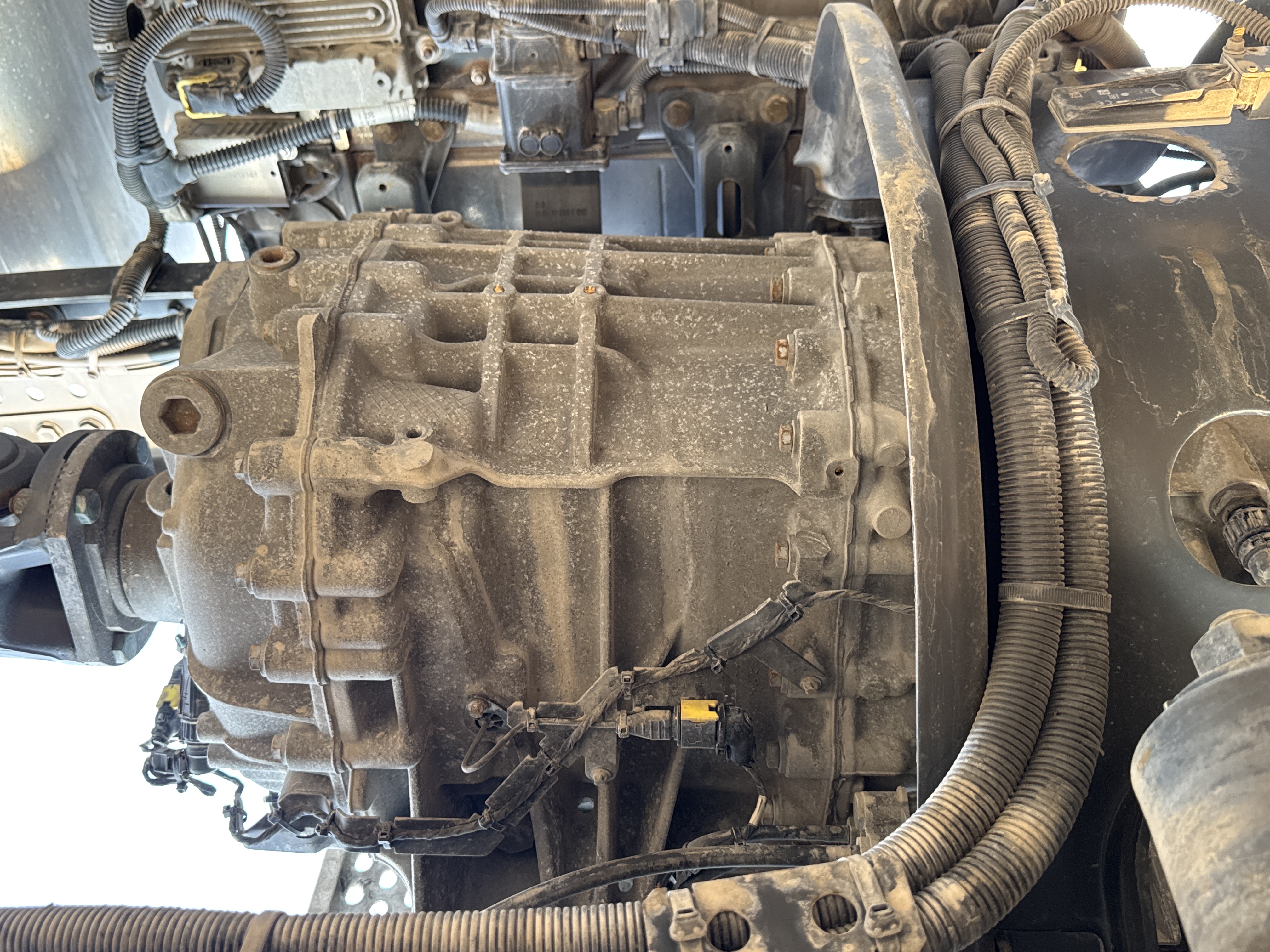 PMT-001-Mercedes-Benz-Actros-1845-Trailer-trucks-inspection-Drive-system-Transmission-case-2