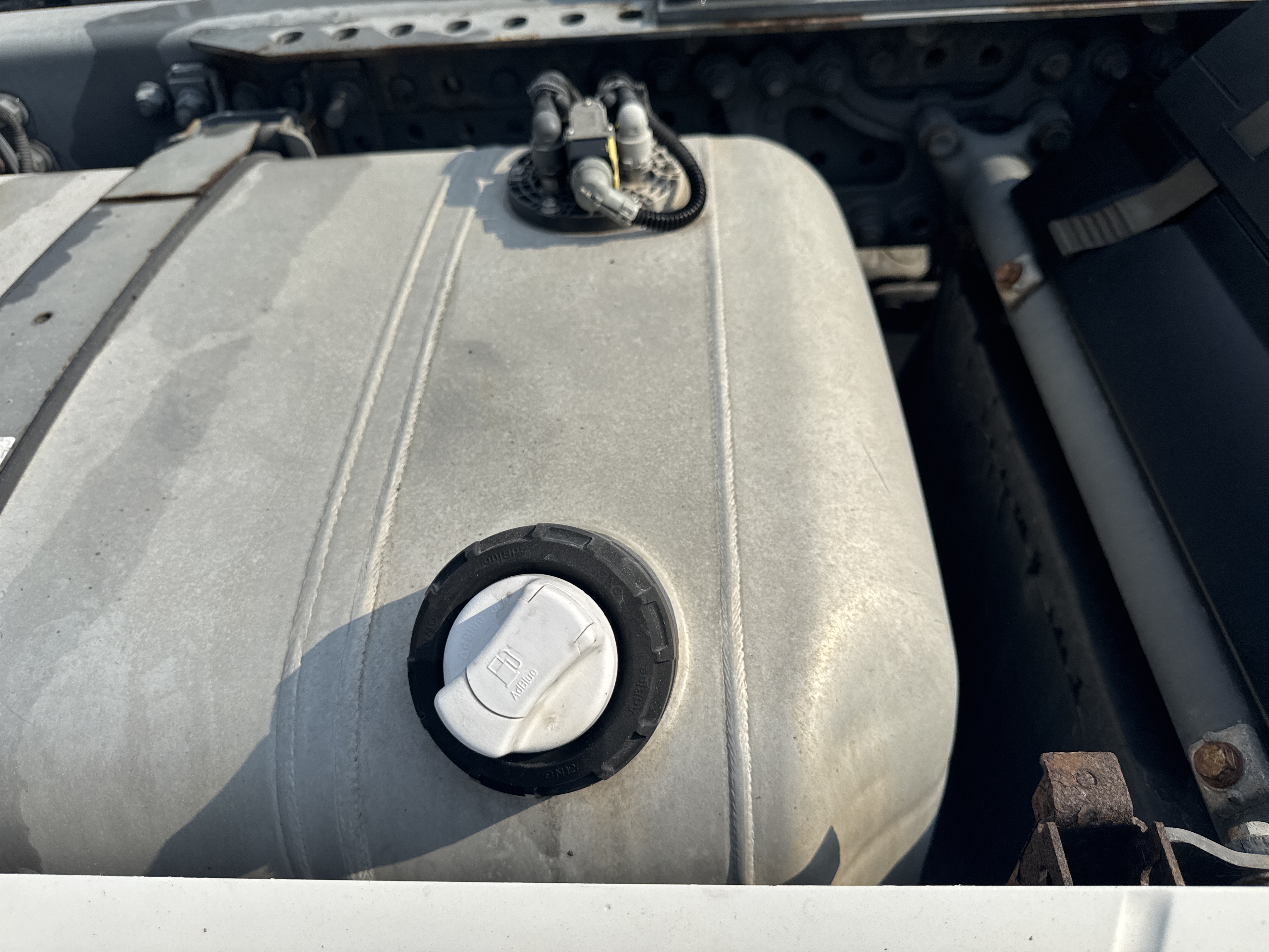 PMT-001-Mercedes-Benz-Actros-1845-Trailer-trucks-inspection-Engine-Adblue-tank-2