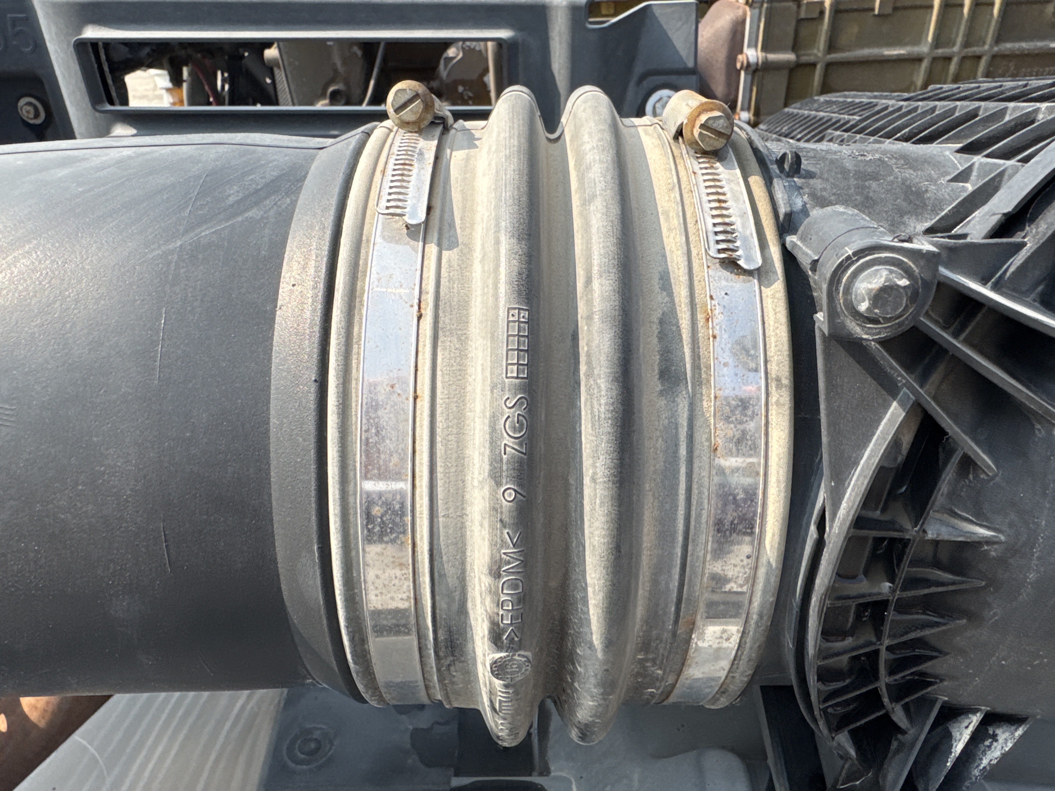 PMT-001-Mercedes-Benz-Actros-1845-Trailer-trucks-inspection-Engine-Hoses-2
