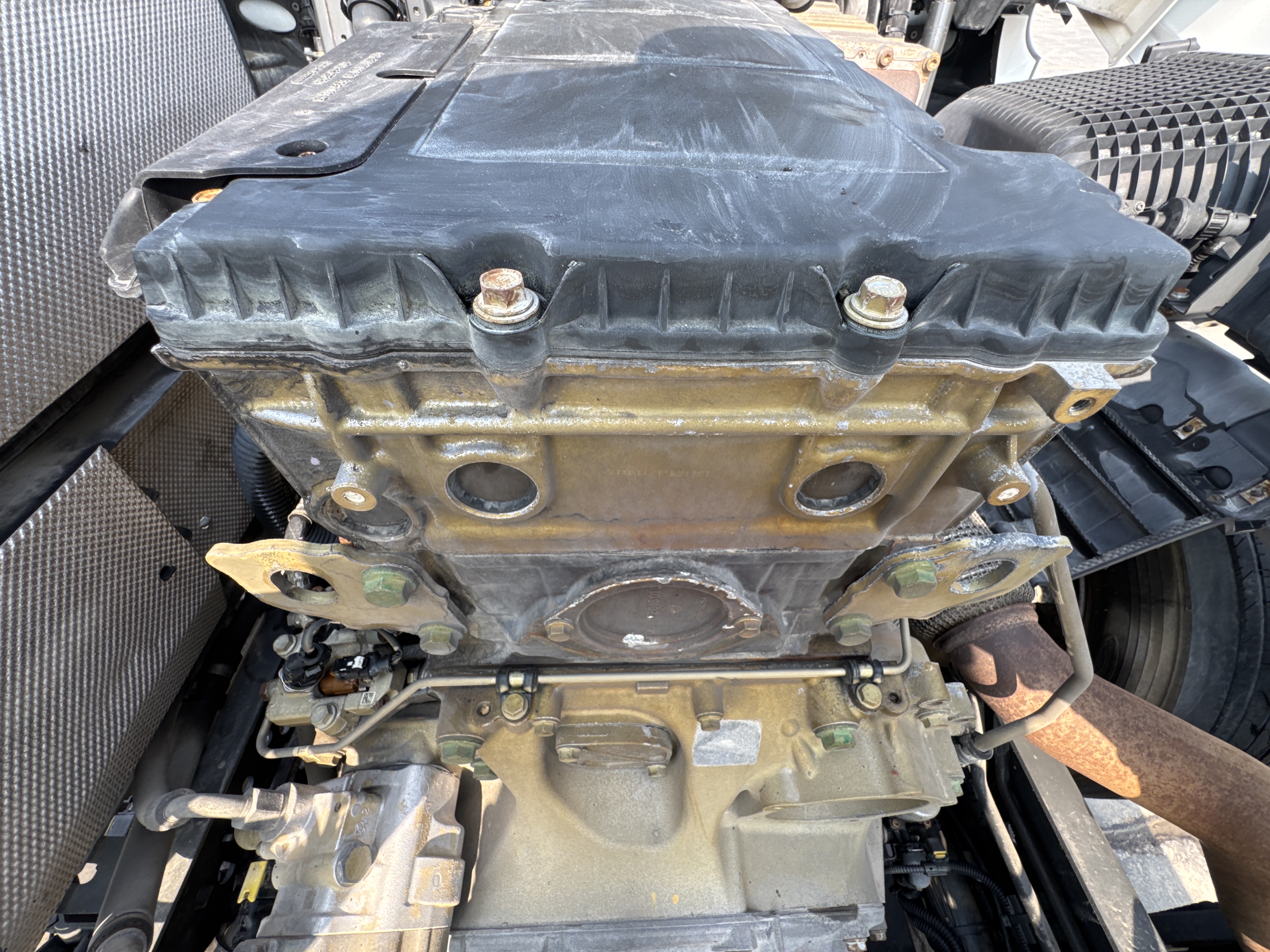 PMT-001-Mercedes-Benz-Actros-1845-Trailer-trucks-inspection-Engine-Engine-oil-leaks-2