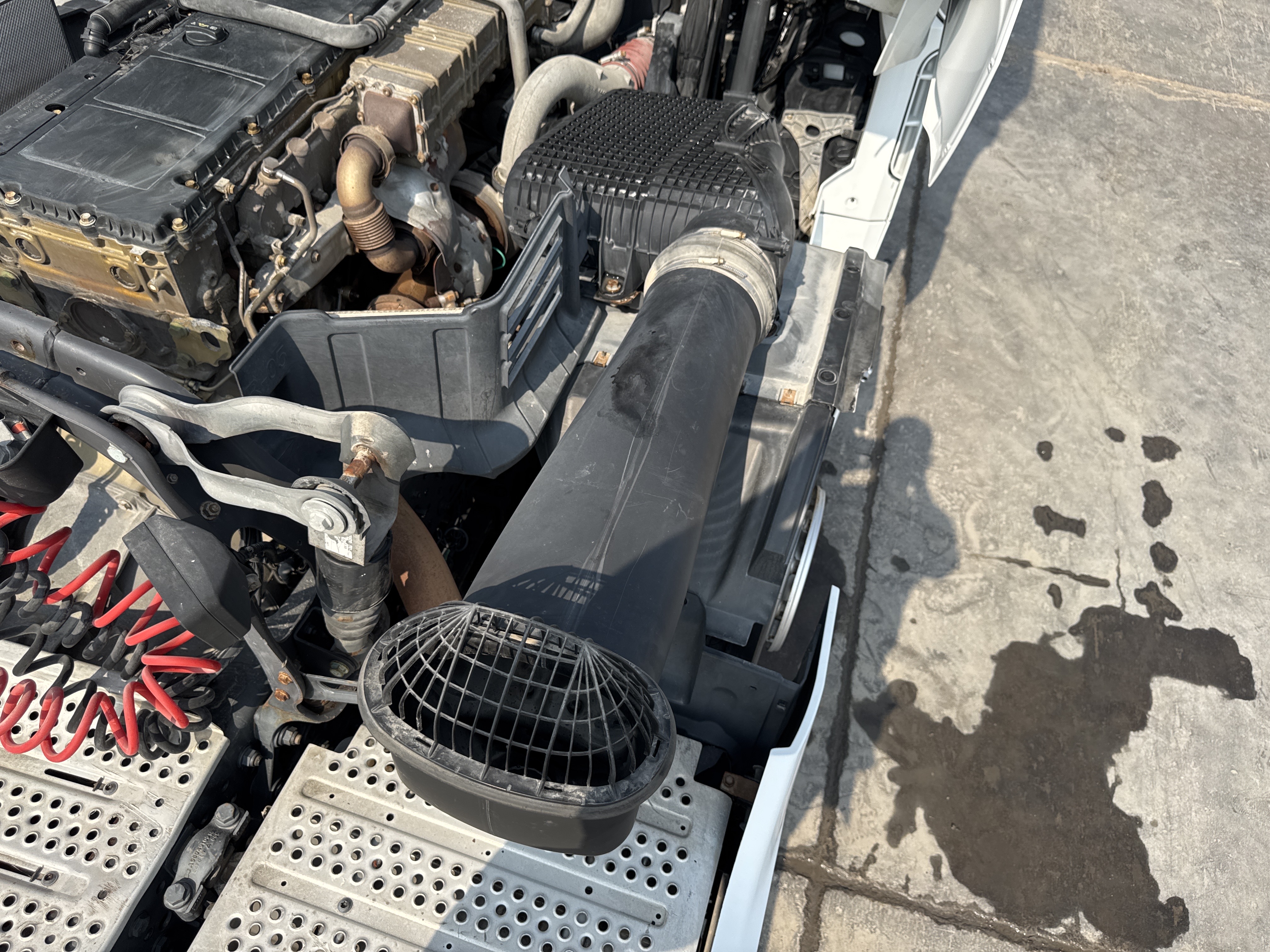 PMT-001-Mercedes-Benz-Actros-1845-Trailer-trucks-inspection-Engine-Air-intake-system-2