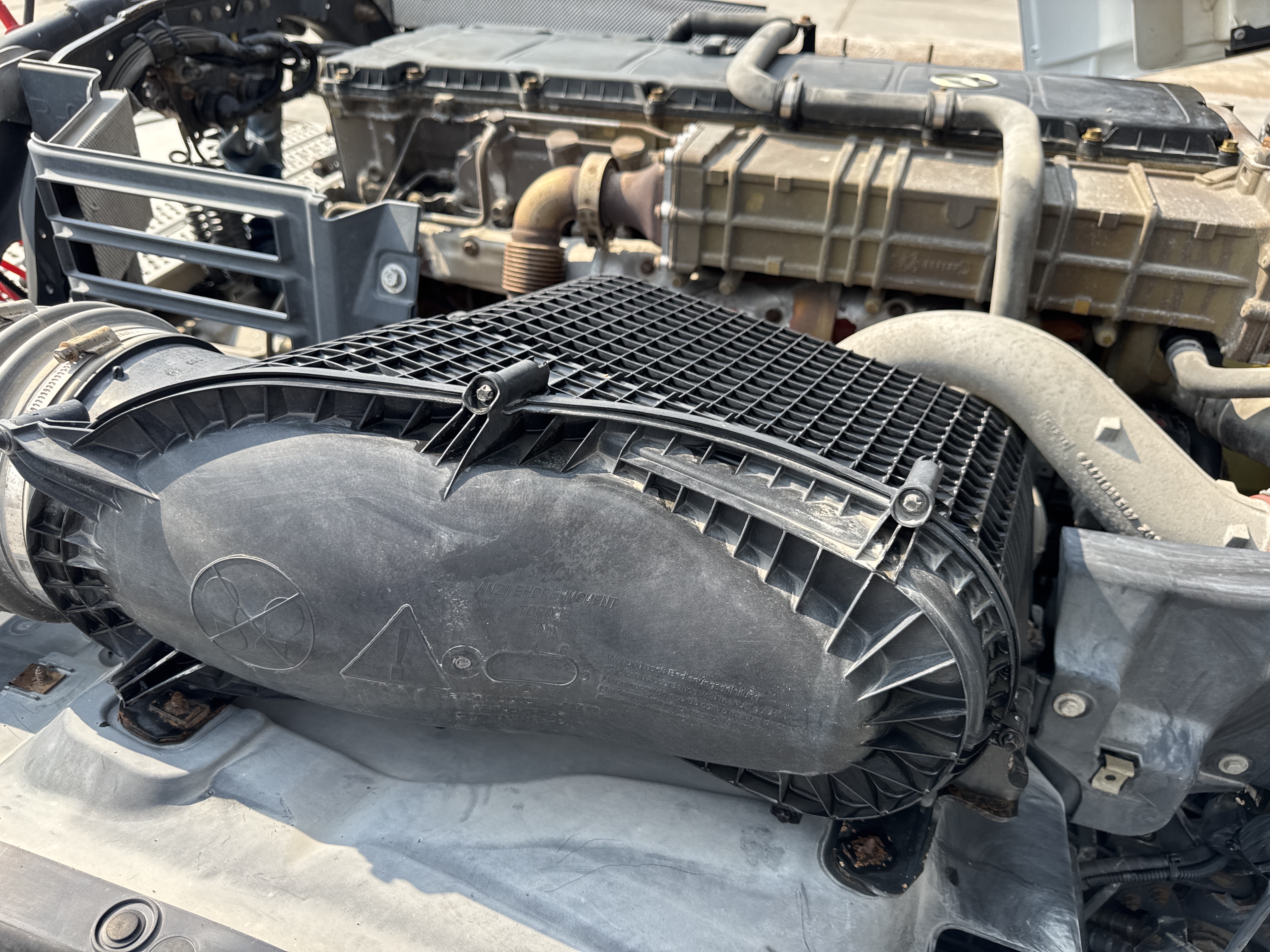 PMT-001-Mercedes-Benz-Actros-1845-Trailer-trucks-inspection-Engine-Air-intake-system-2