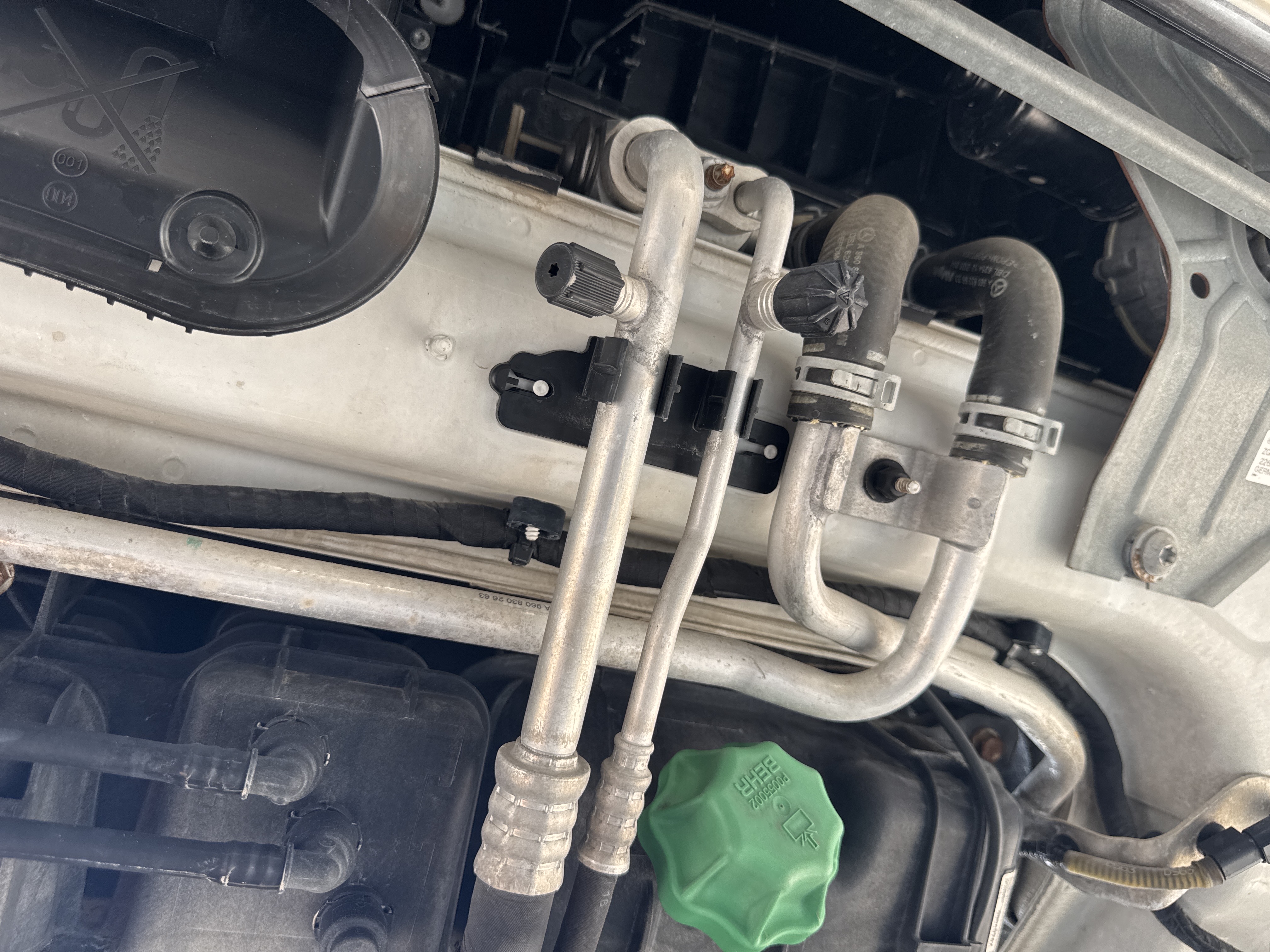 PMT-001-Mercedes-Benz-Actros-1845-Trailer-trucks-inspection-Air-conditioning-Refrigerant-lines-2