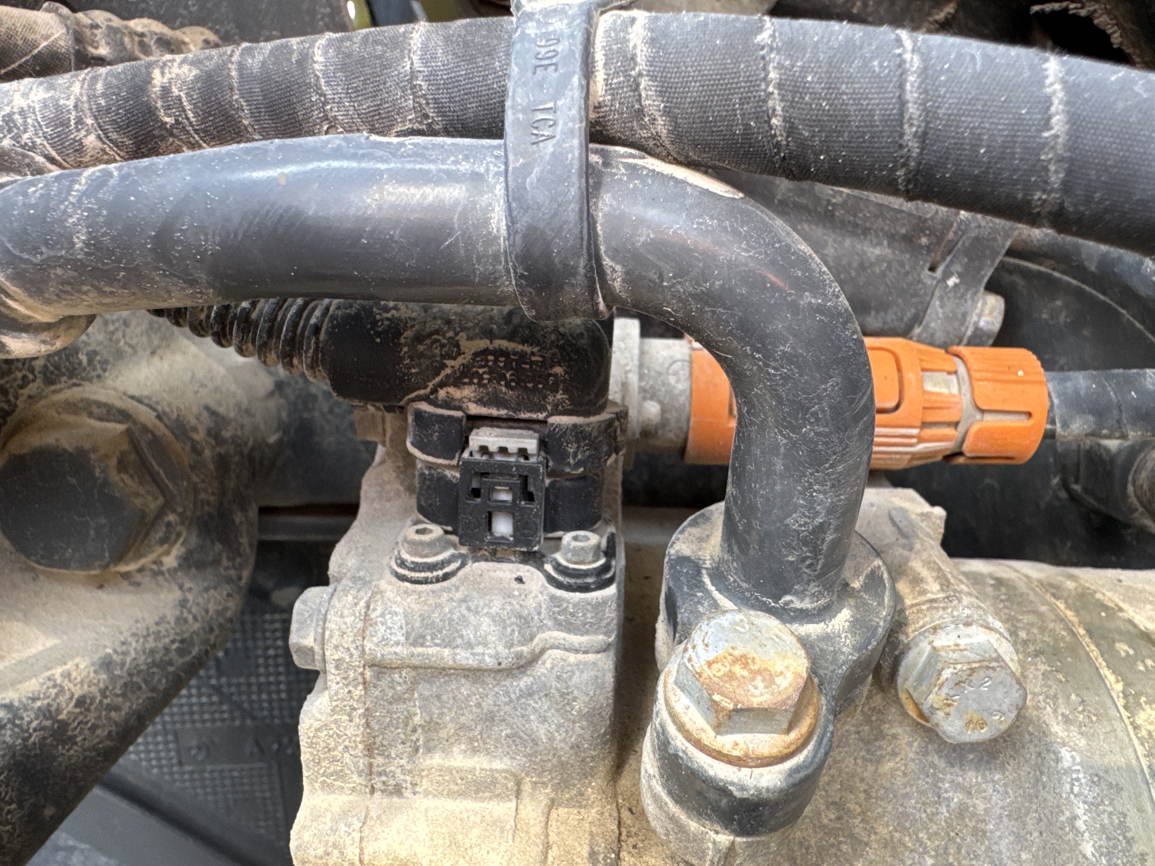 PMT-001-Mercedes-Benz-Actros-1845-Trailer-trucks-inspection-Air-conditioning-Refrigerant-lines-2