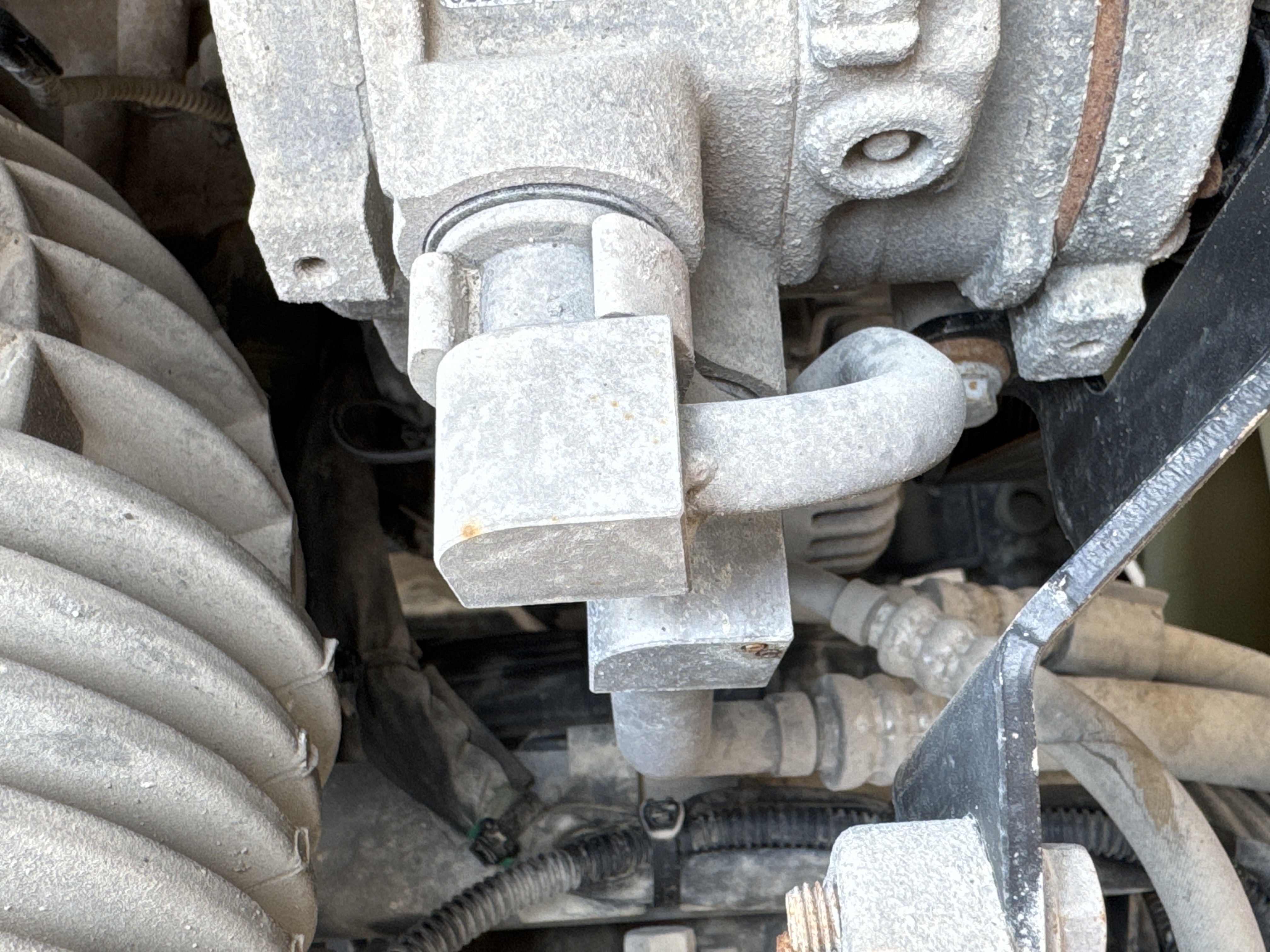 PMT-001-Mercedes-Benz-Actros-1845-Trailer-trucks-inspection-Air-conditioning-Refrigerant-lines-2