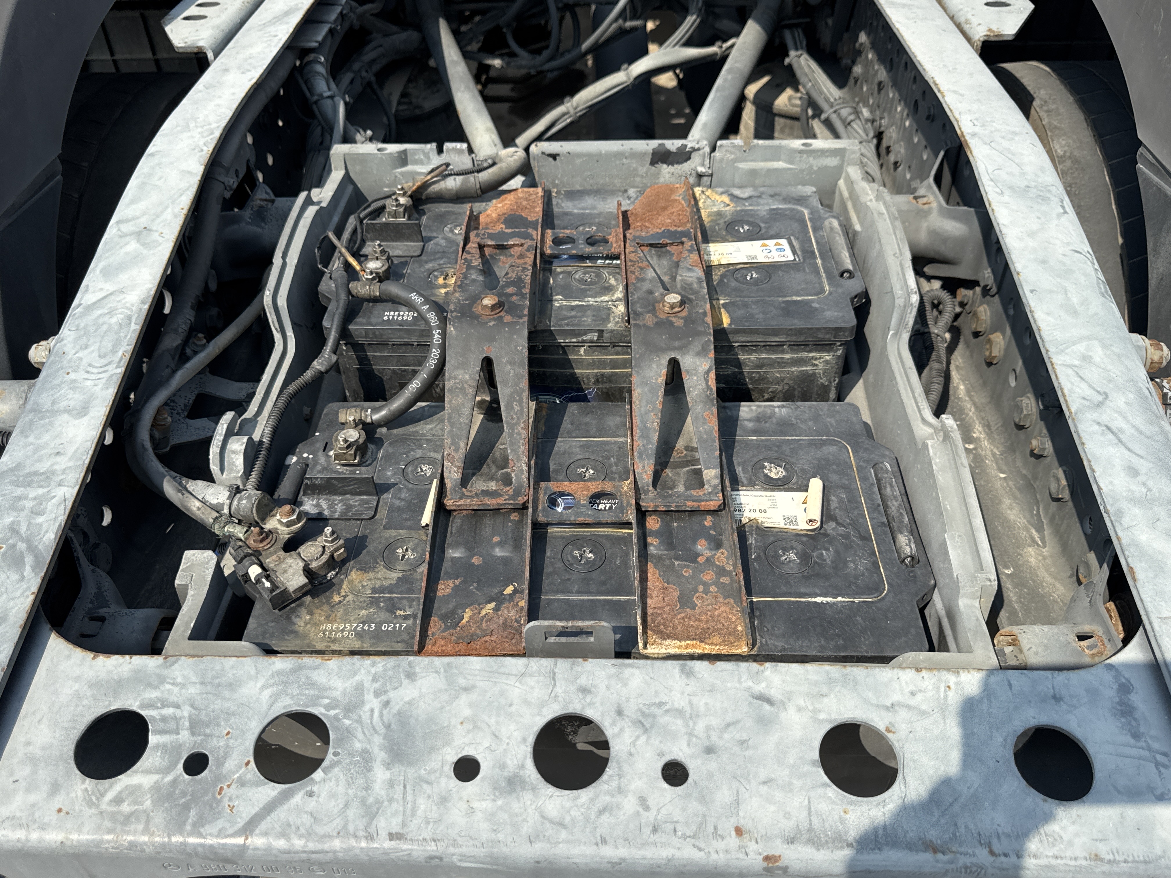 PMT-001-Mercedes-Benz-Actros-1845-Trailer-trucks-inspection-Electronic-Battery-2