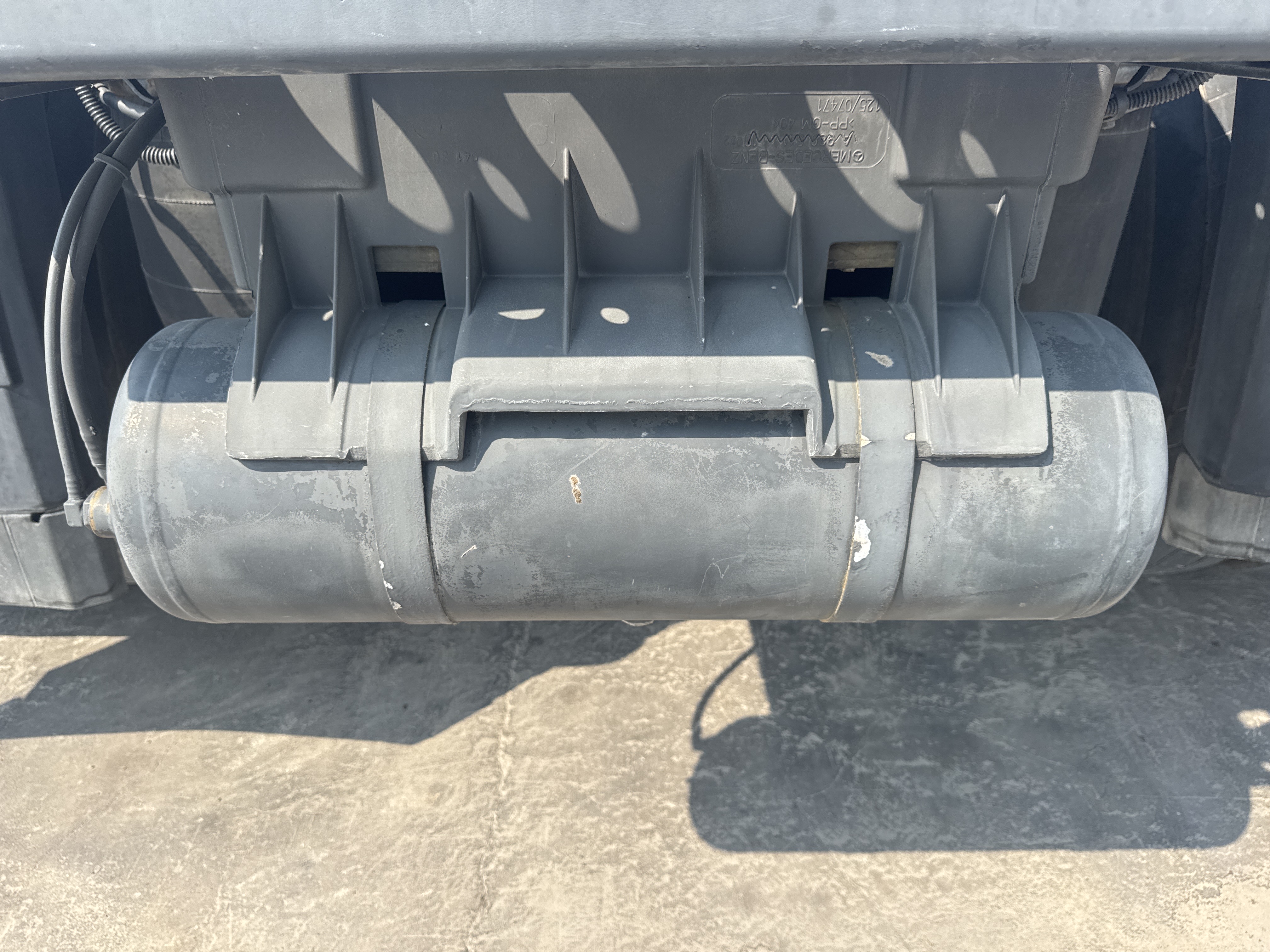 PMT-001-Mercedes-Benz-Actros-1845-Trailer-trucks-inspection-Pneumatics-Air-reservoir-tank-2