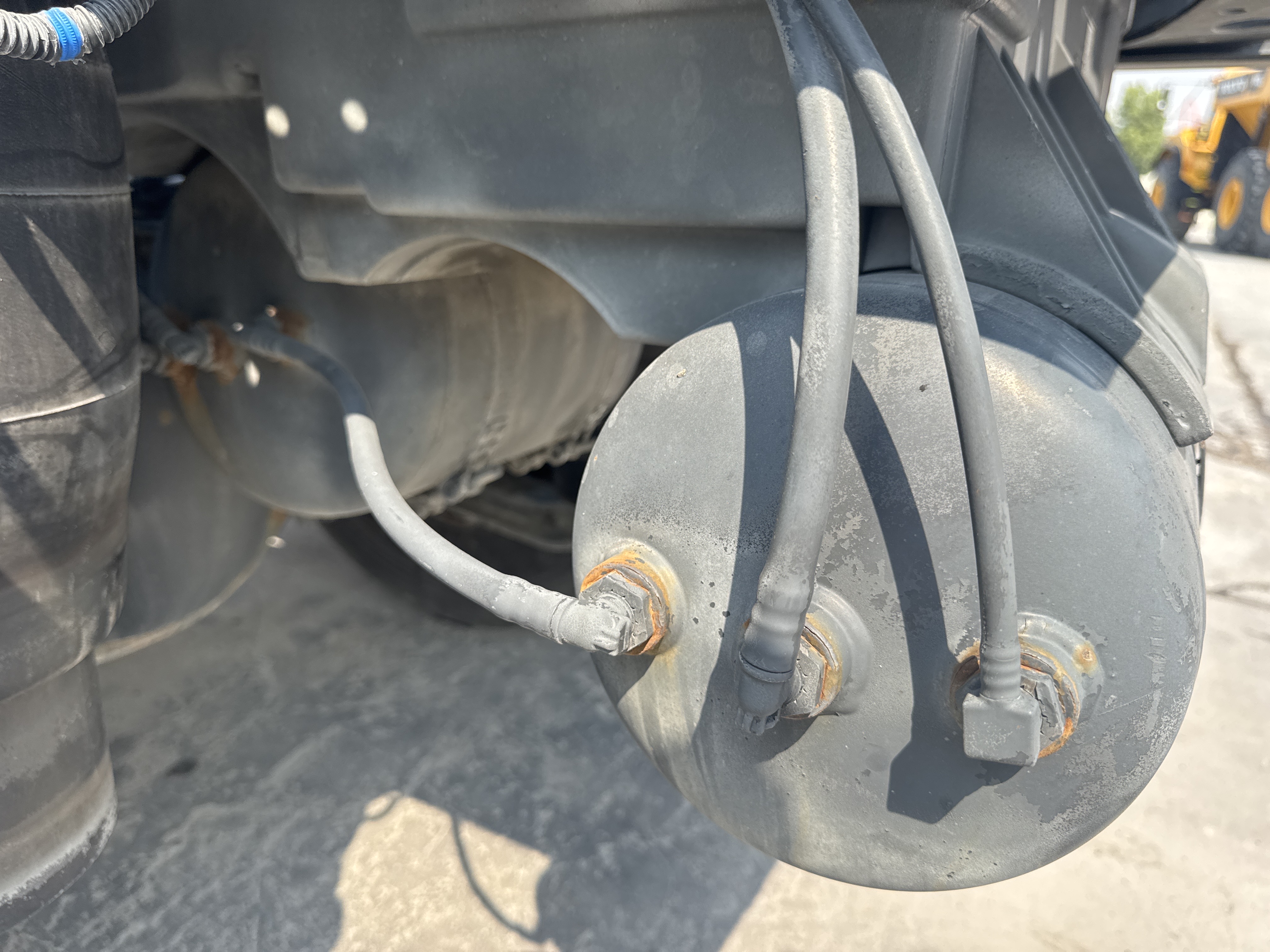 PMT-001-Mercedes-Benz-Actros-1845-Trailer-trucks-inspection-Pneumatics-Air-reservoir-tank-2