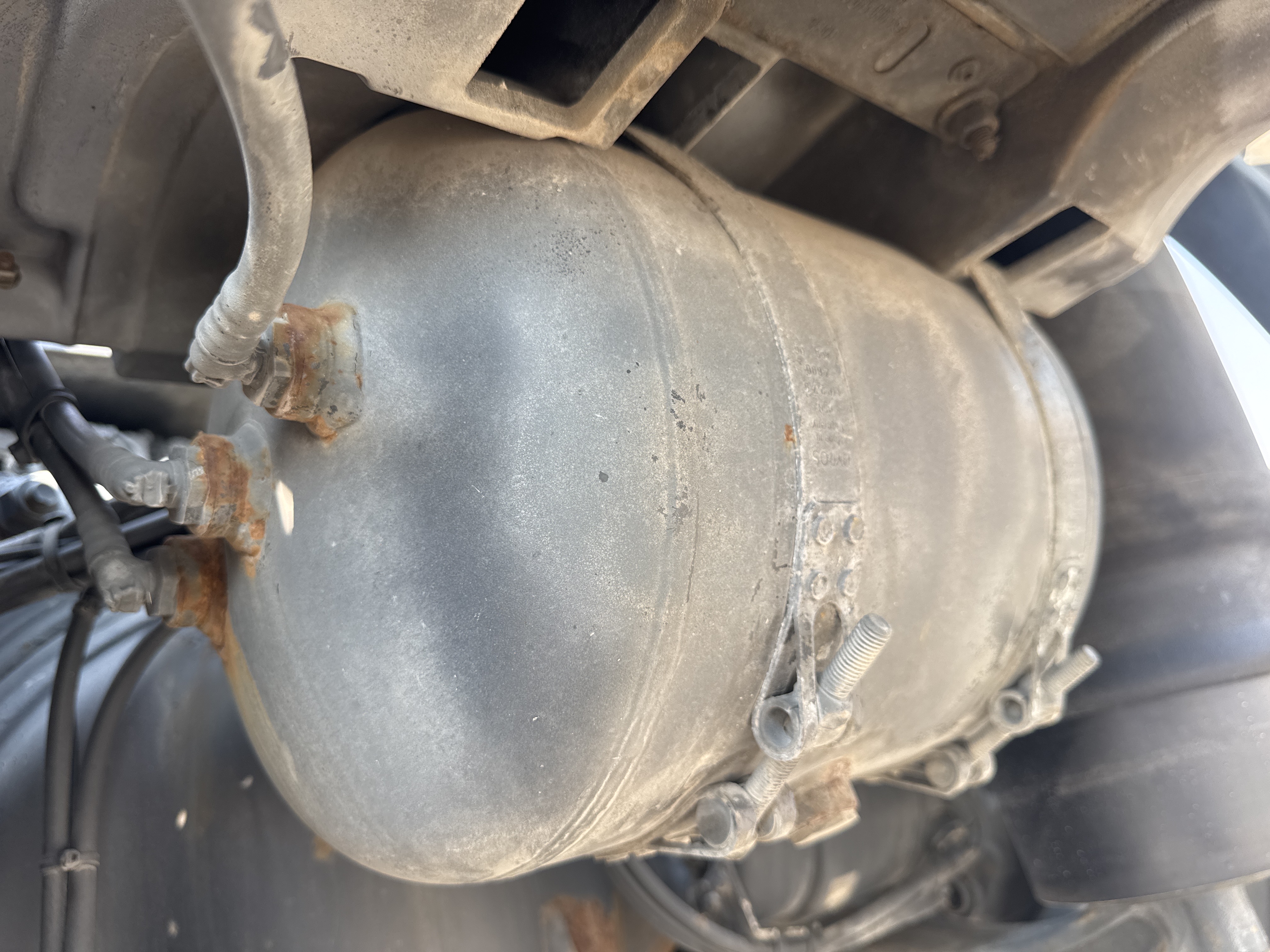 PMT-001-Mercedes-Benz-Actros-1845-Trailer-trucks-inspection-Pneumatics-Air-reservoir-tank-2