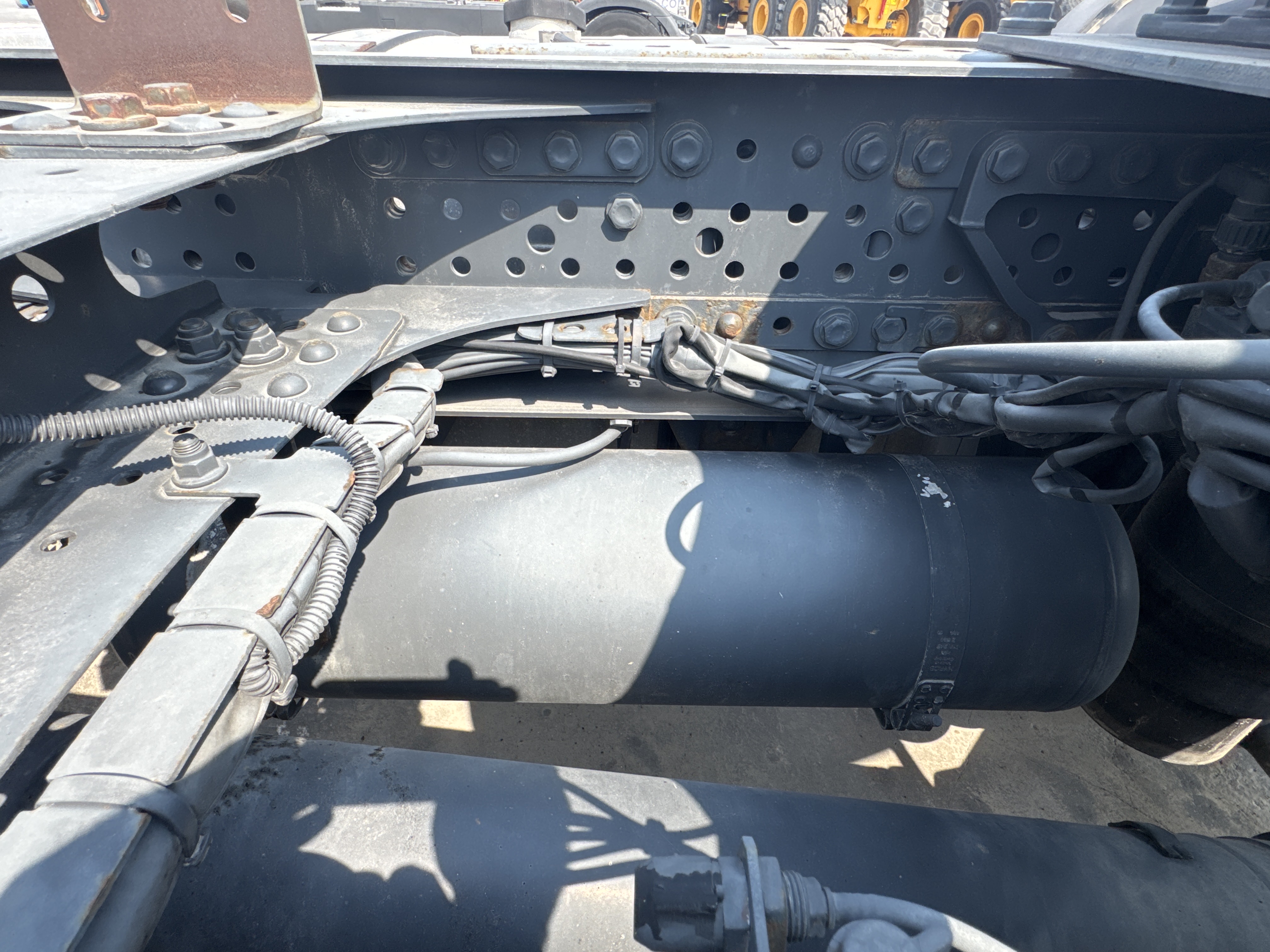 PMT-001-Mercedes-Benz-Actros-1845-Trailer-trucks-inspection-Pneumatics-Air-reservoir-tank-2