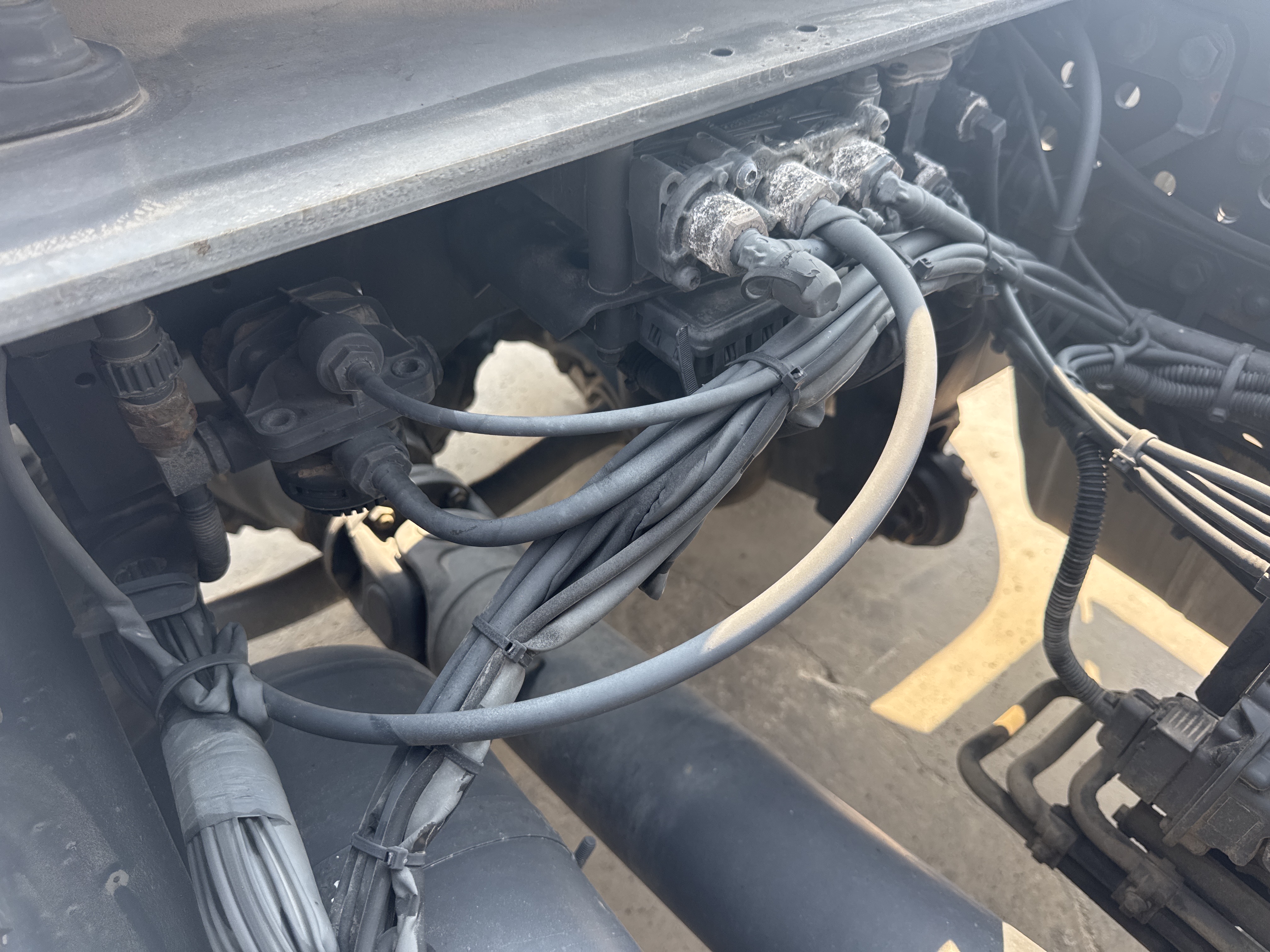 PMT-001-Mercedes-Benz-Actros-1845-Trailer-trucks-inspection-Pneumatics-Air-lines-and-hoses-2