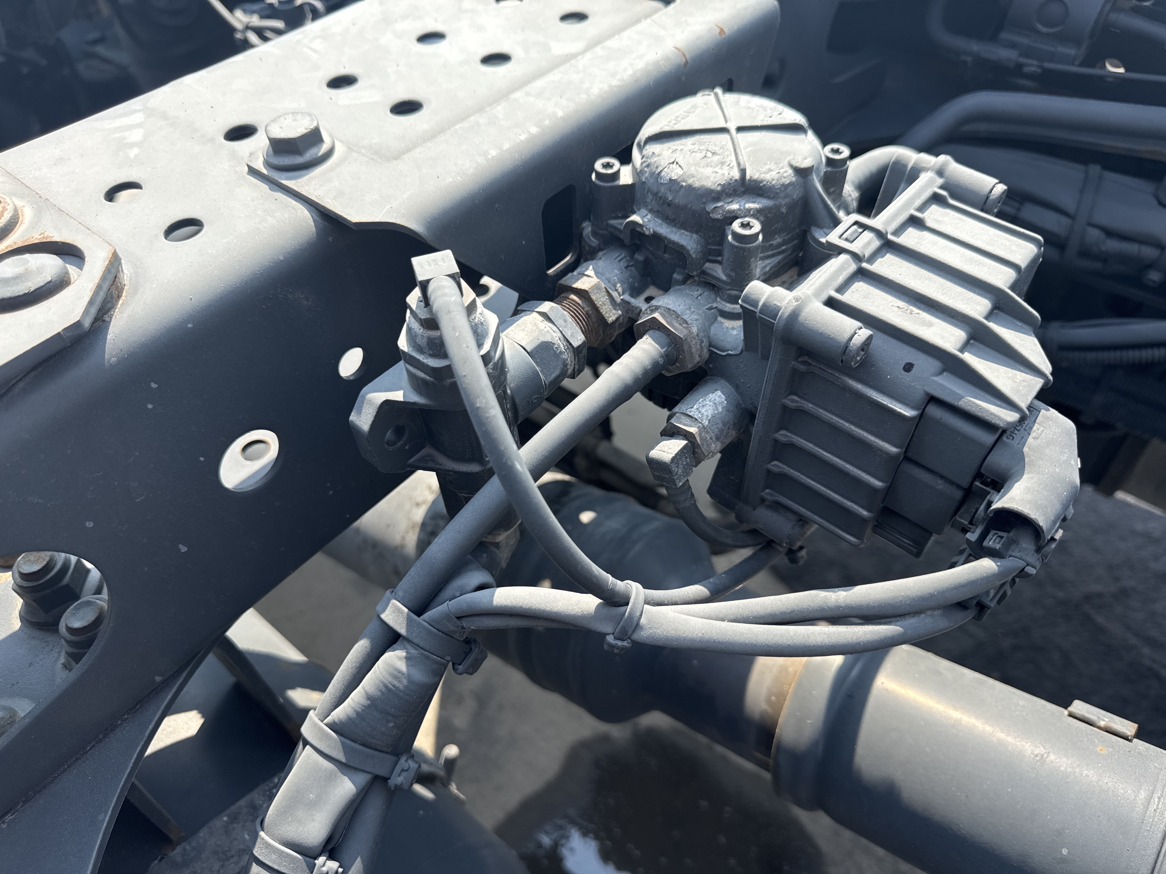 PMT-001-Mercedes-Benz-Actros-1845-Trailer-trucks-inspection-Pneumatics-Air-lines-and-hoses-2