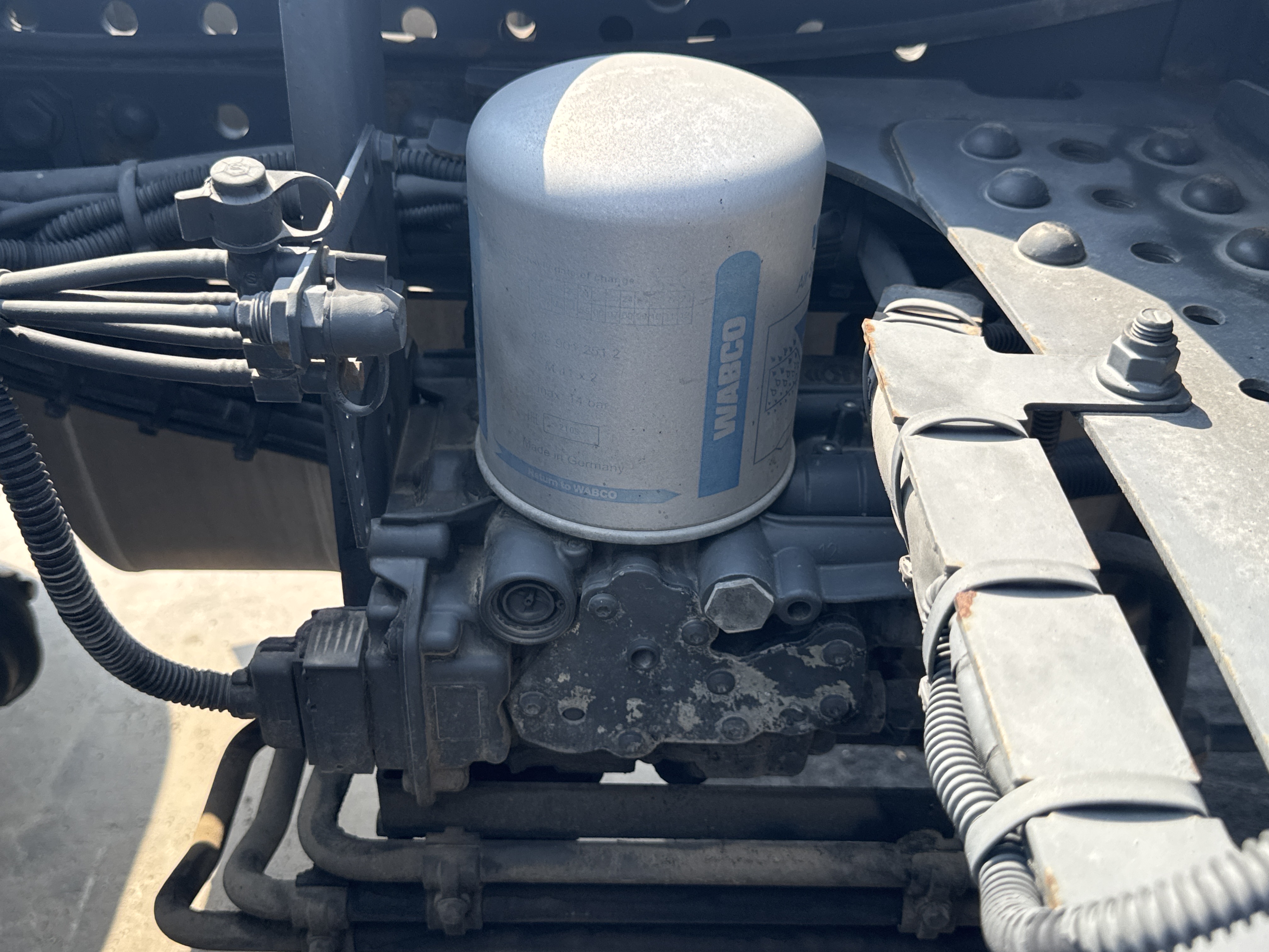 PMT-001-Mercedes-Benz-Actros-1845-Trailer-trucks-inspection-Pneumatics-Air-dryer-2