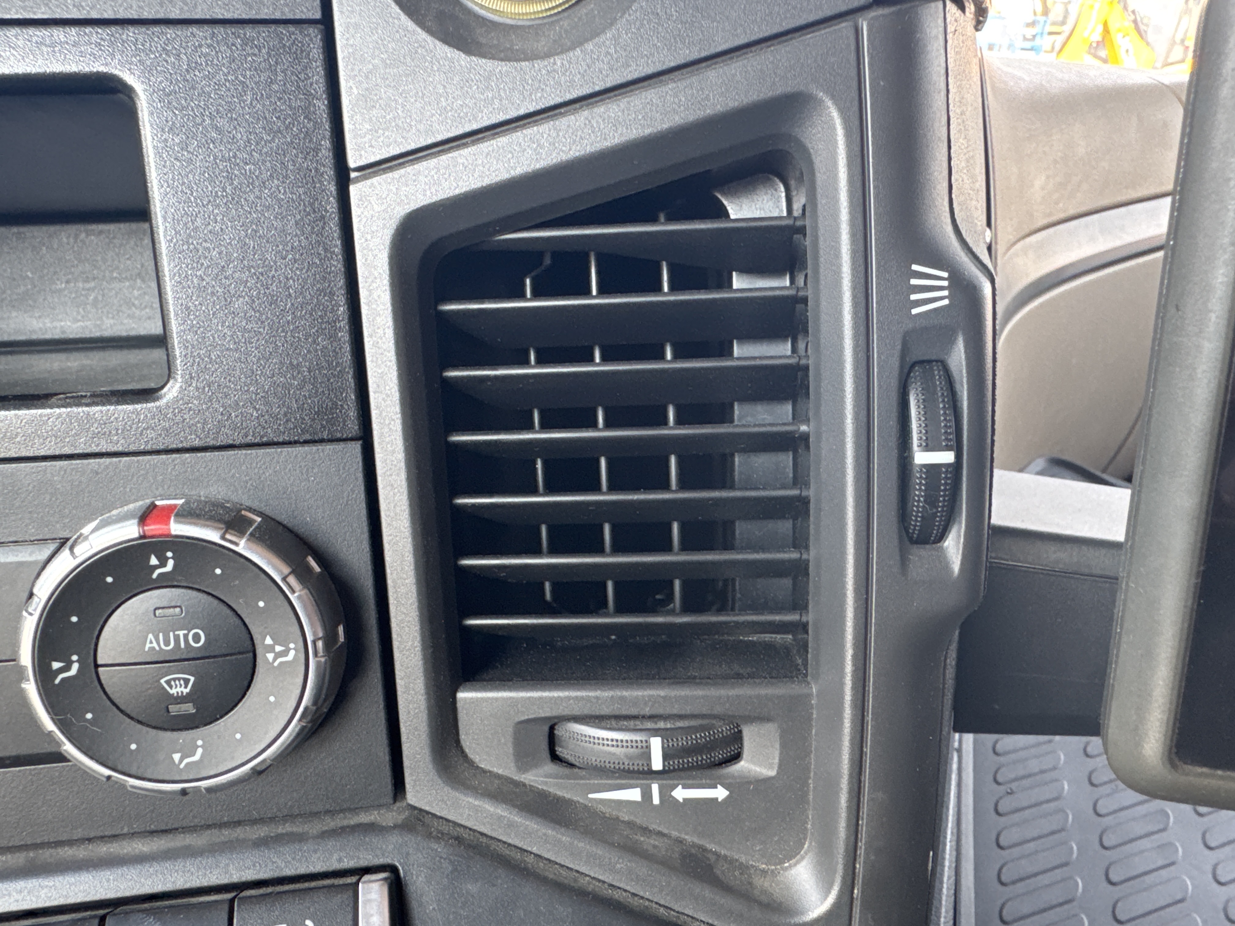 PMT-001-Mercedes-Benz-Actros-1845-Trailer-trucks-inspection-Air-conditioning-Vents-and-air-flow-2