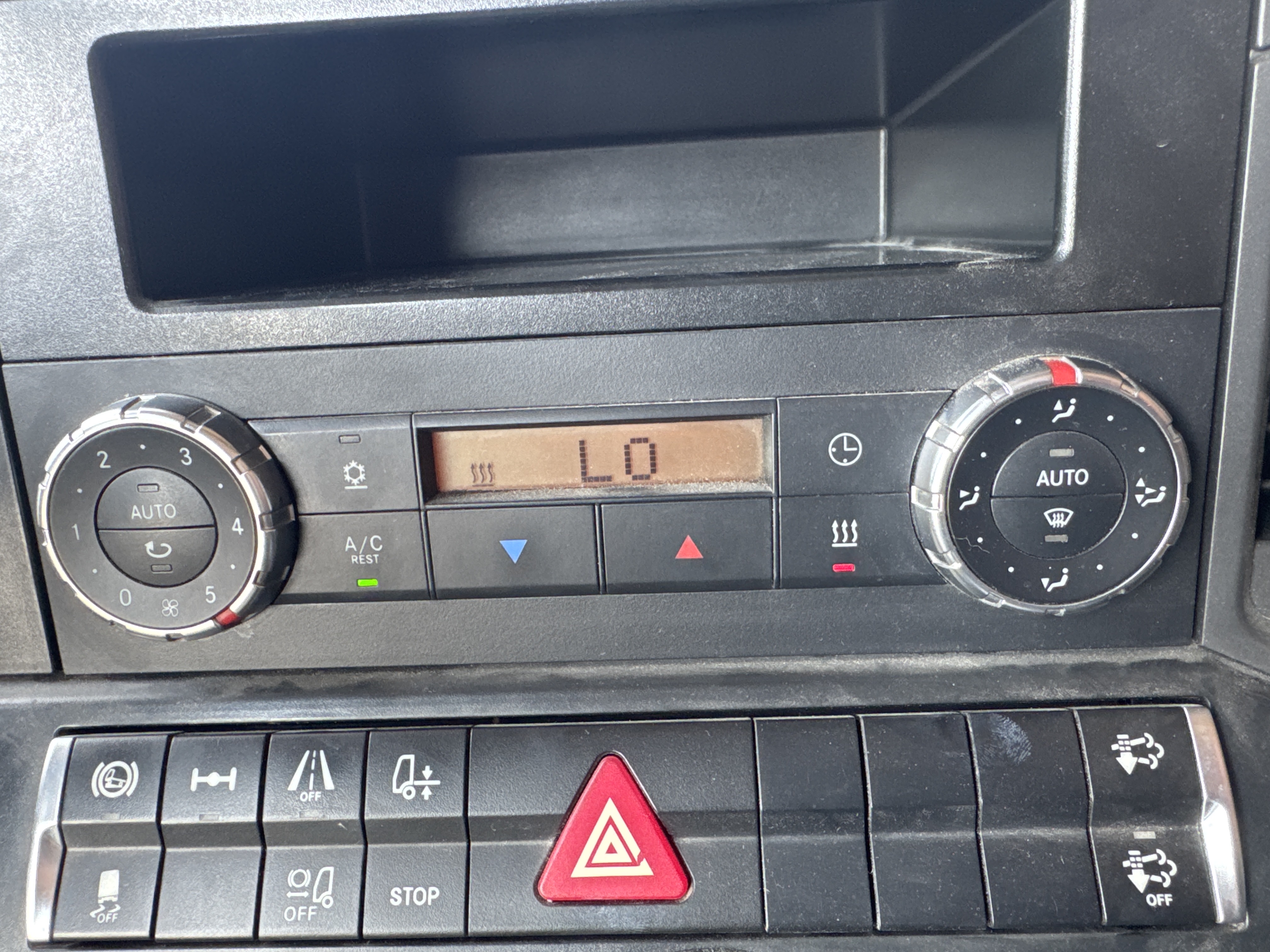 PMT-001-Mercedes-Benz-Actros-1845-Trailer-trucks-inspection-Air-conditioning-A/C-control-panel-2
