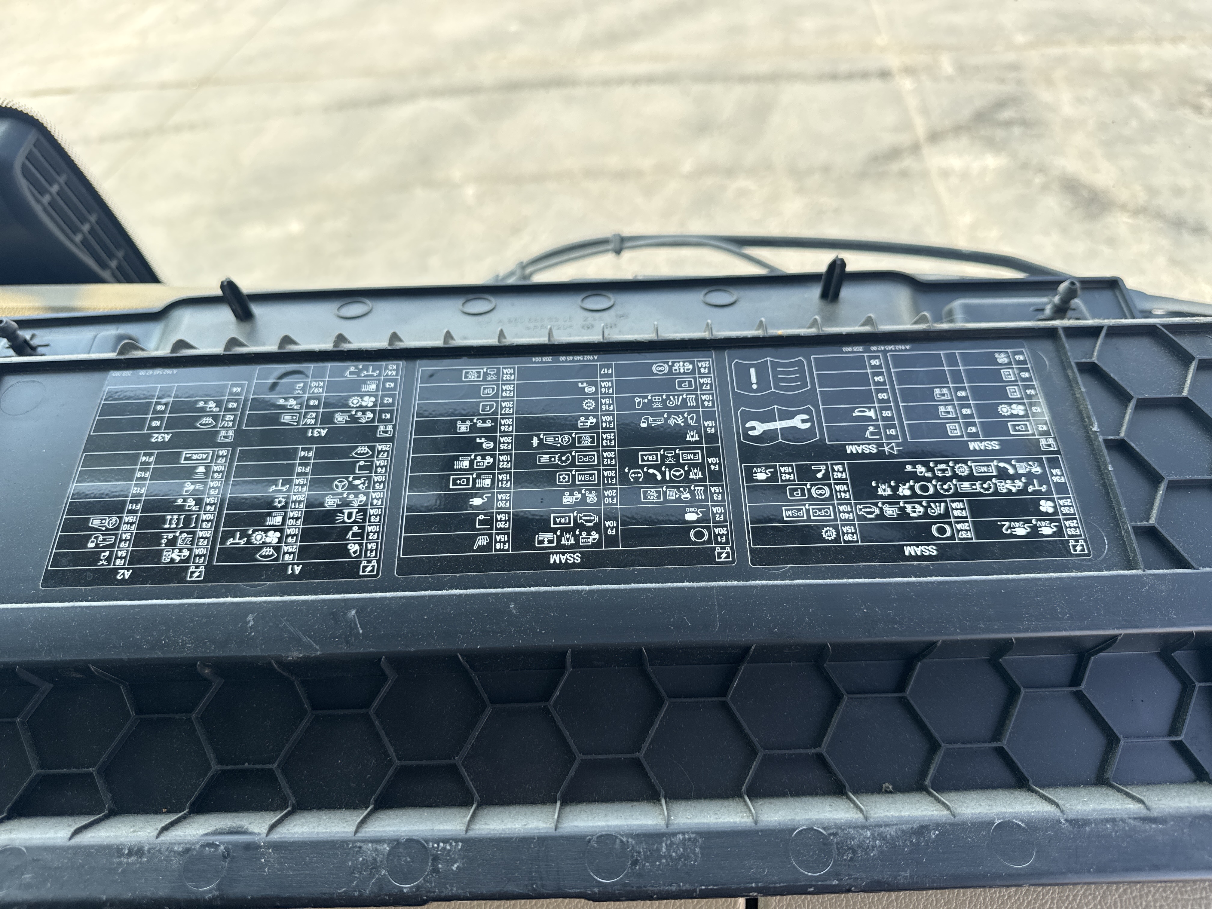 PMT-001-Mercedes-Benz-Actros-1845-Trailer-trucks-inspection-Electronic-Fuse-box-2
