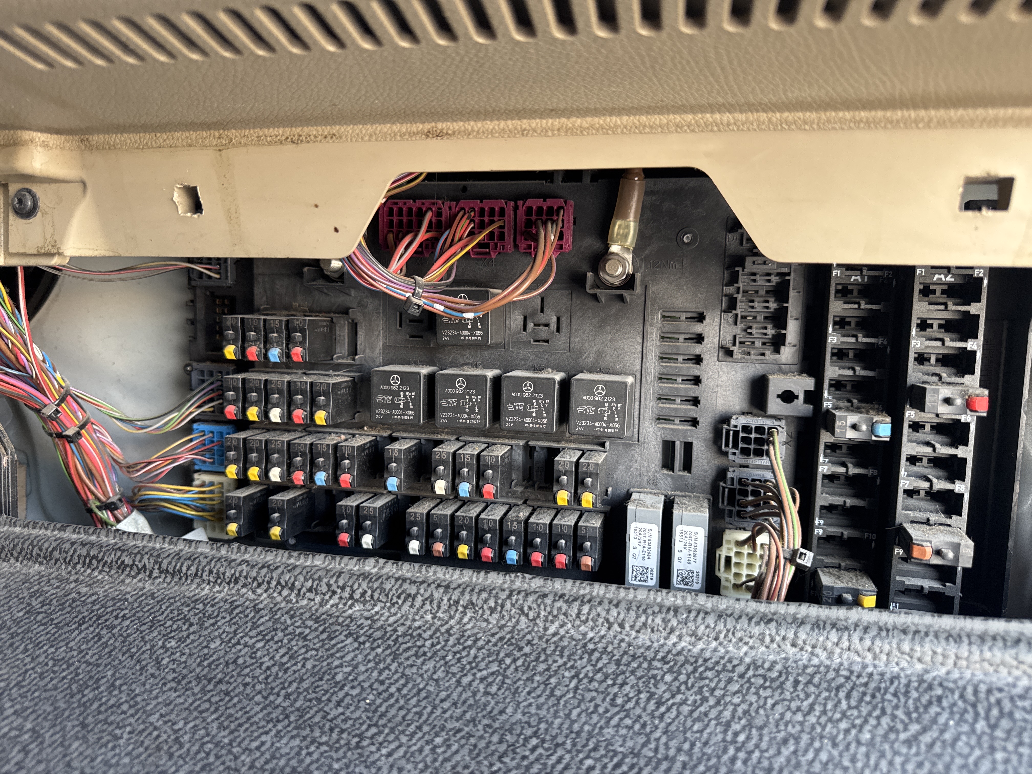 PMT-001-Mercedes-Benz-Actros-1845-Trailer-trucks-inspection-Electronic-Fuse-box-2