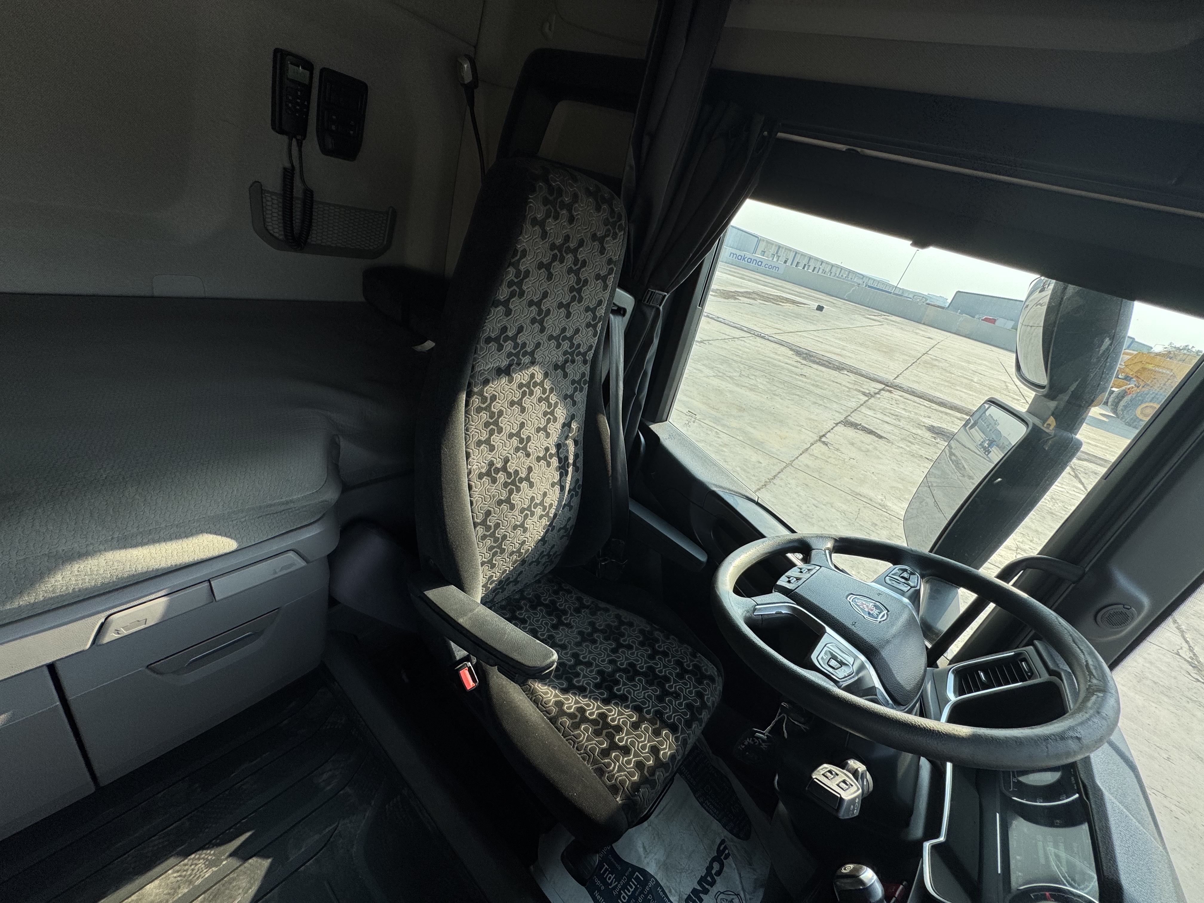 PMT-002-Scania-R410-Trailer-trucks-inspection-Cabin-Seats/armrests-2