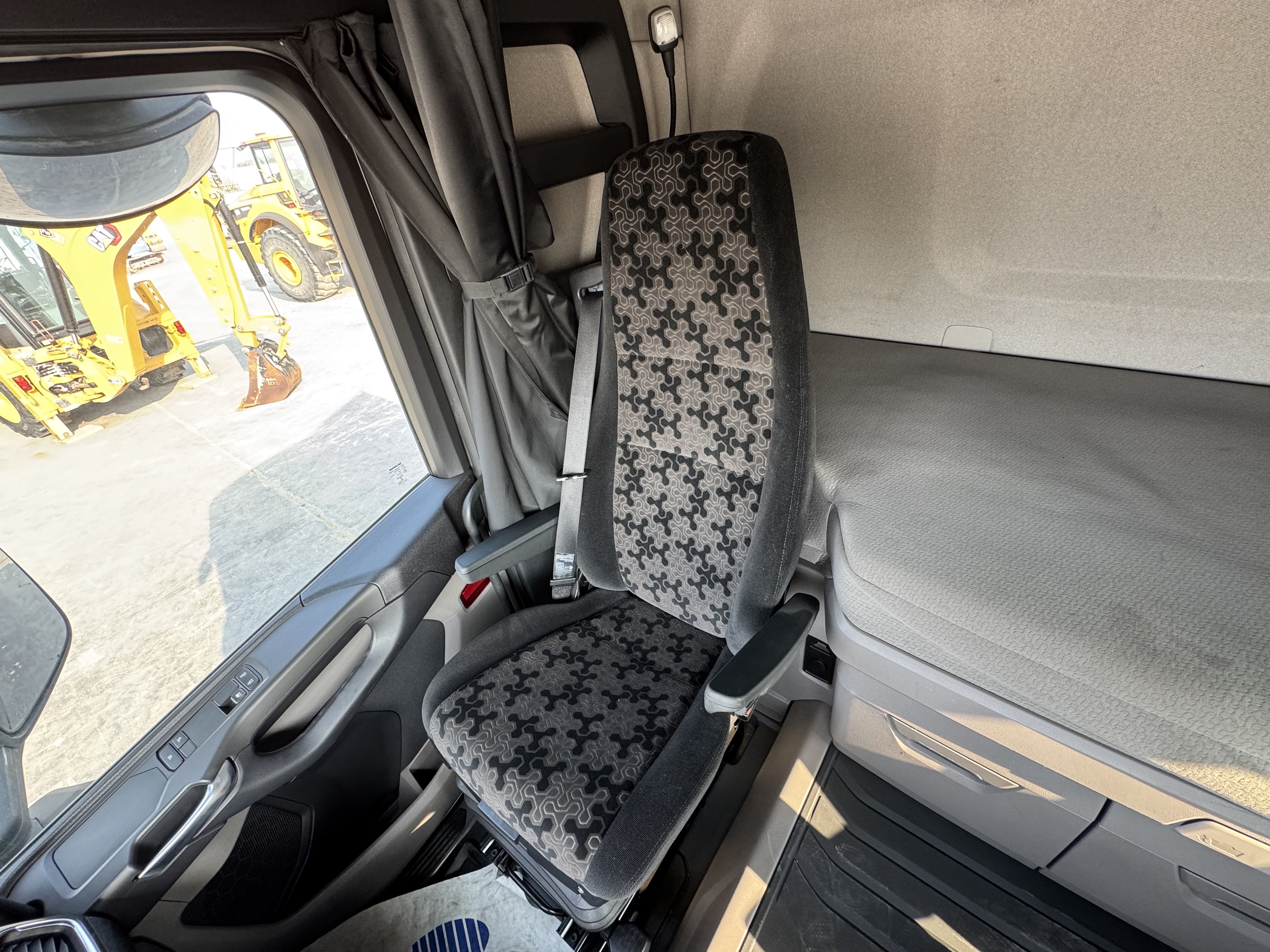 PMT-002-Scania-R410-Trailer-trucks-inspection-Cabin-Seats/armrests-2