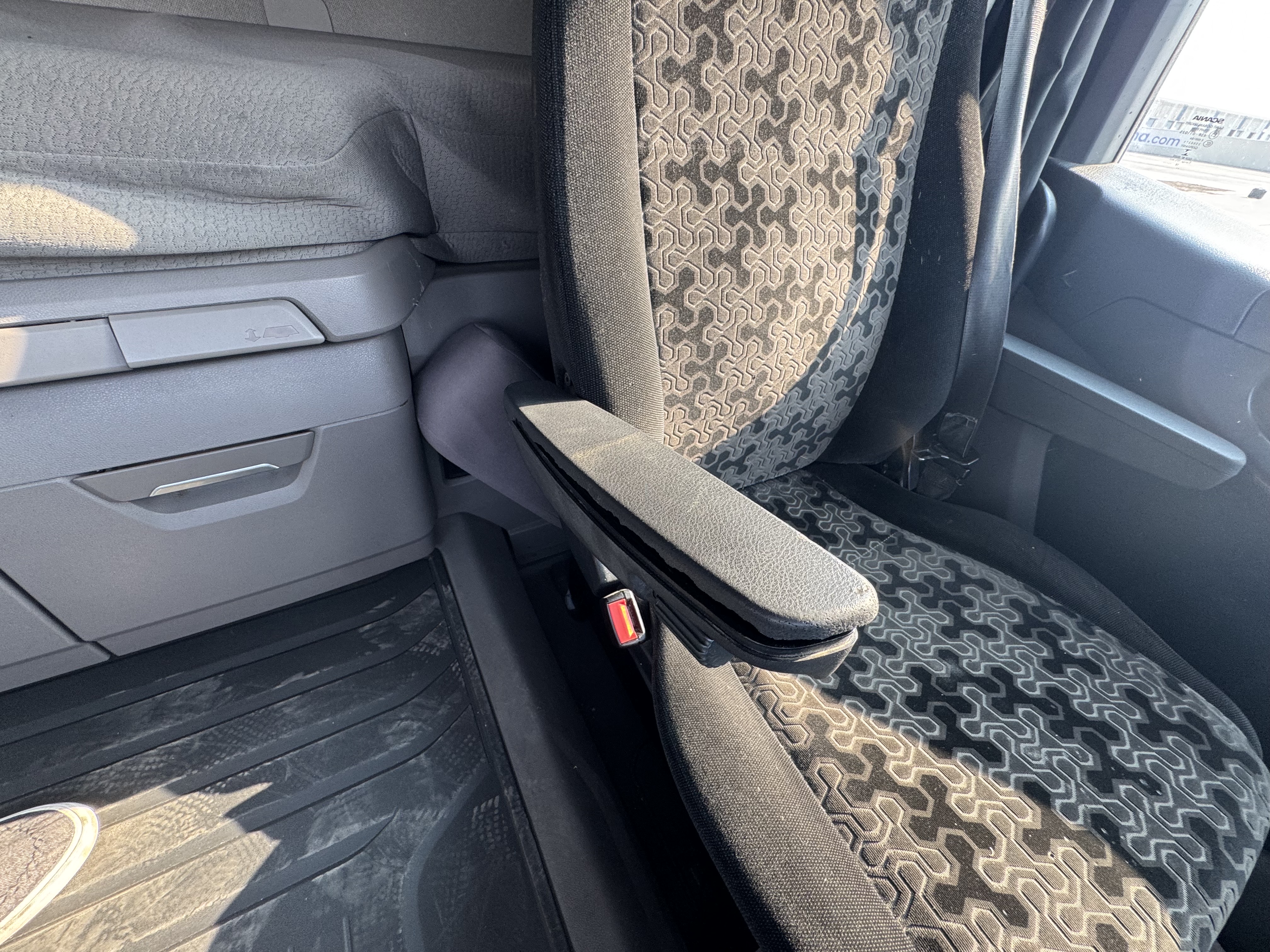 PMT-002-Scania-R410-Trailer-trucks-inspection-Cabin-Seats/armrests-2