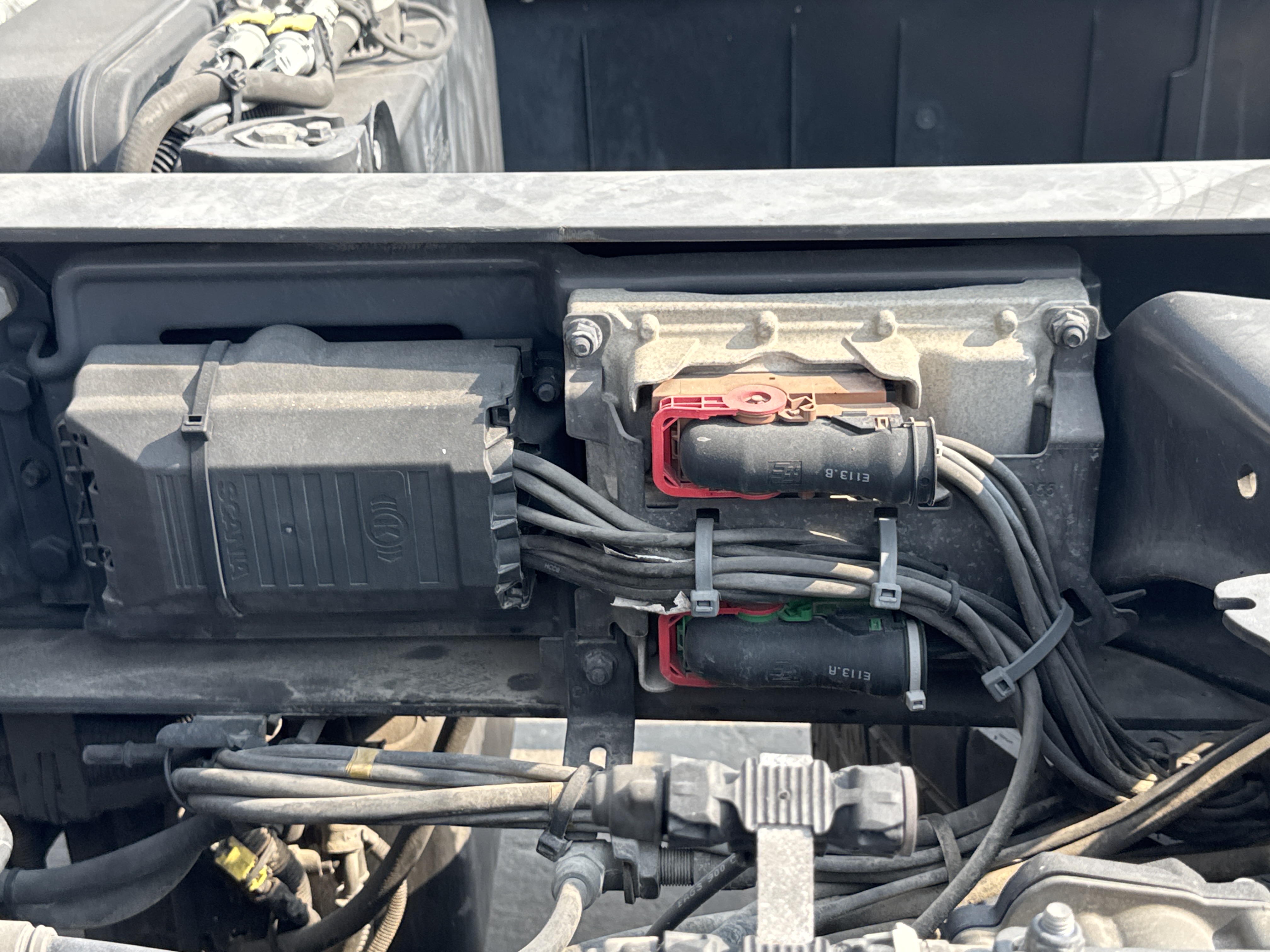 PMT-002-Scania-R410-Trailer-trucks-inspection-Electronic-Main-harness-2