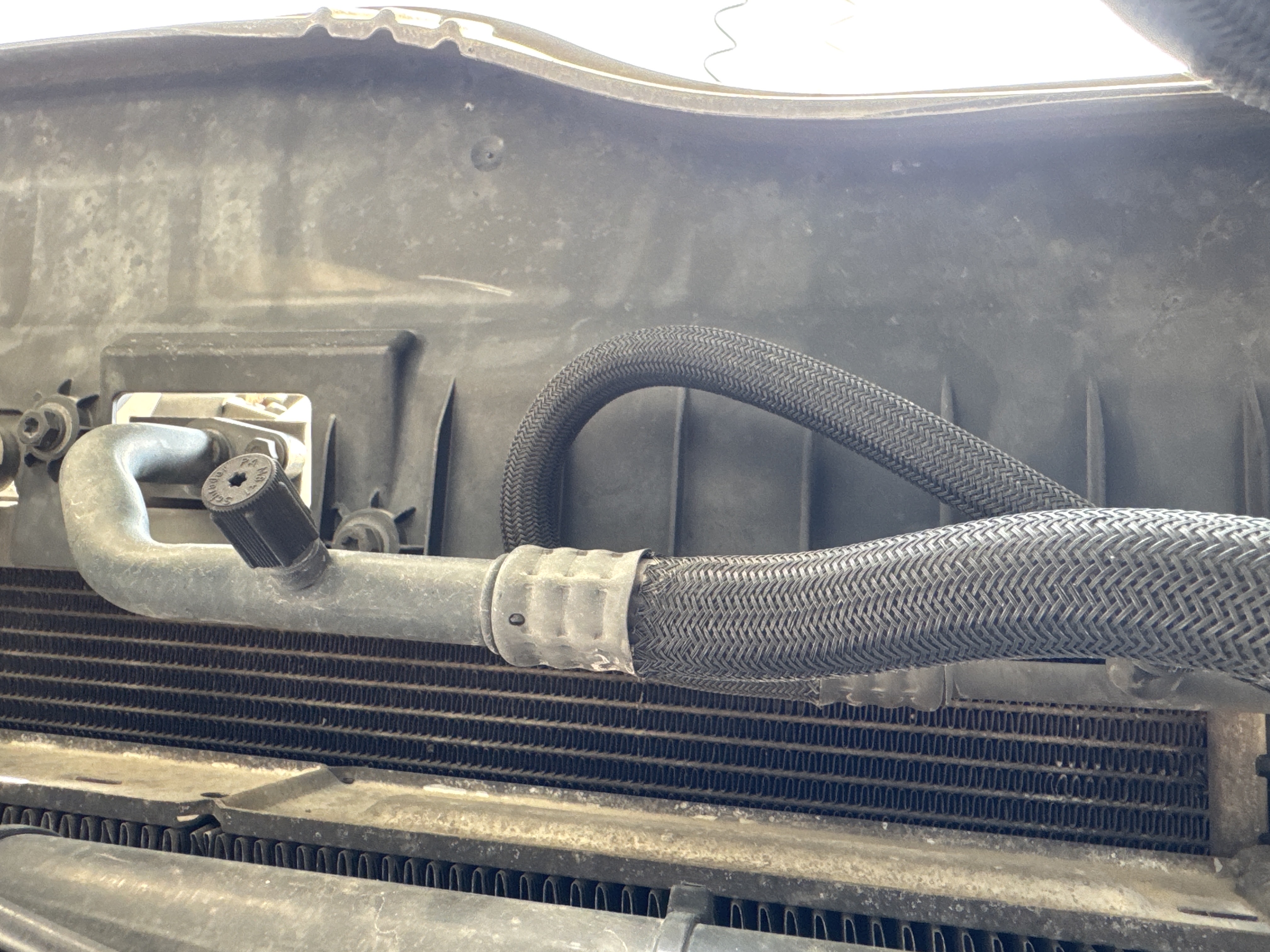 PMT-002-Scania-R410-Trailer-trucks-inspection-Air-conditioning-Refrigerant-lines-2