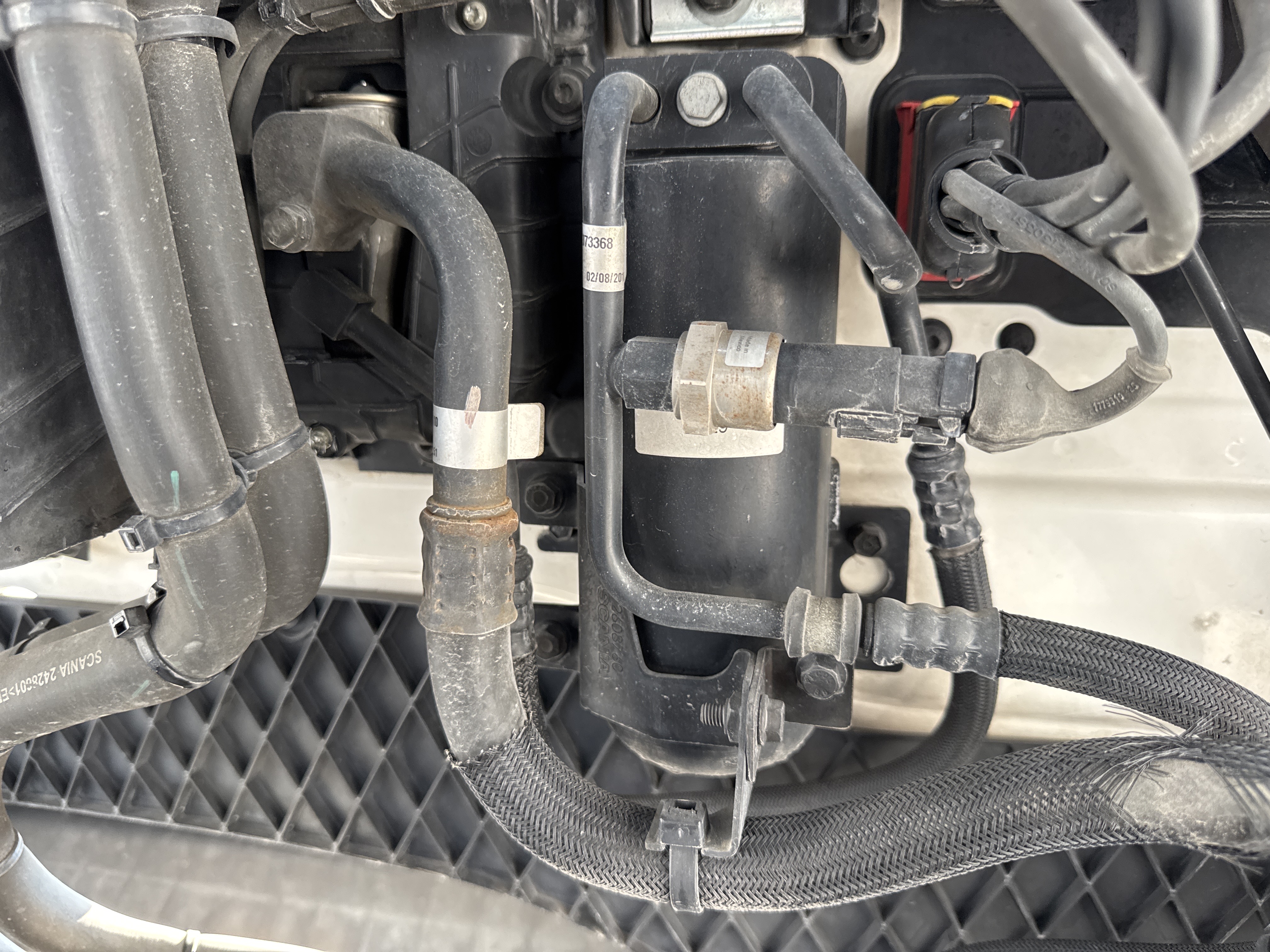 PMT-002-Scania-R410-Trailer-trucks-inspection-Air-conditioning-Refrigerant-lines-2
