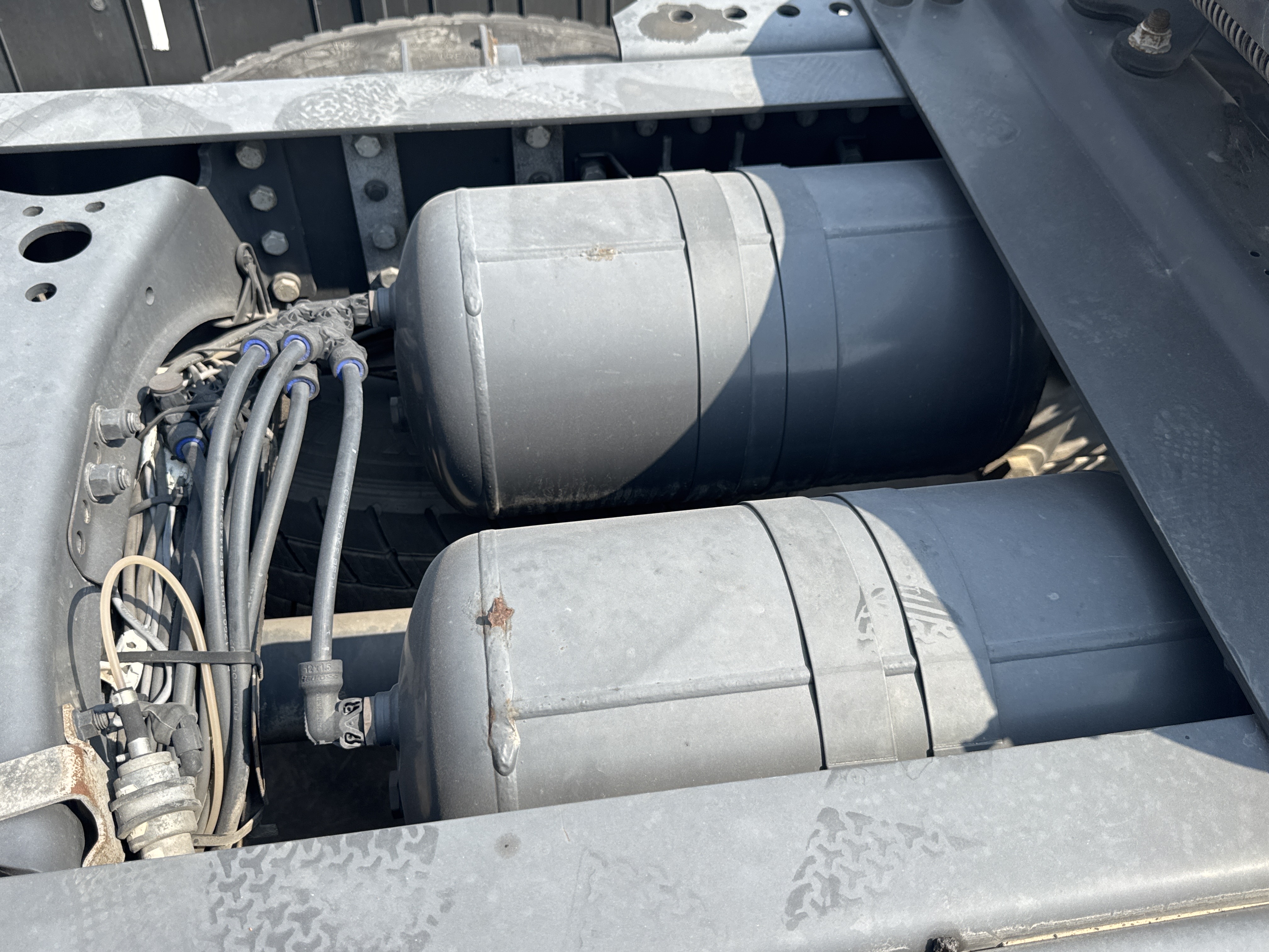 PMT-002-Scania-R410-Trailer-trucks-inspection-Pneumatics-Air-reservoir-tank-2