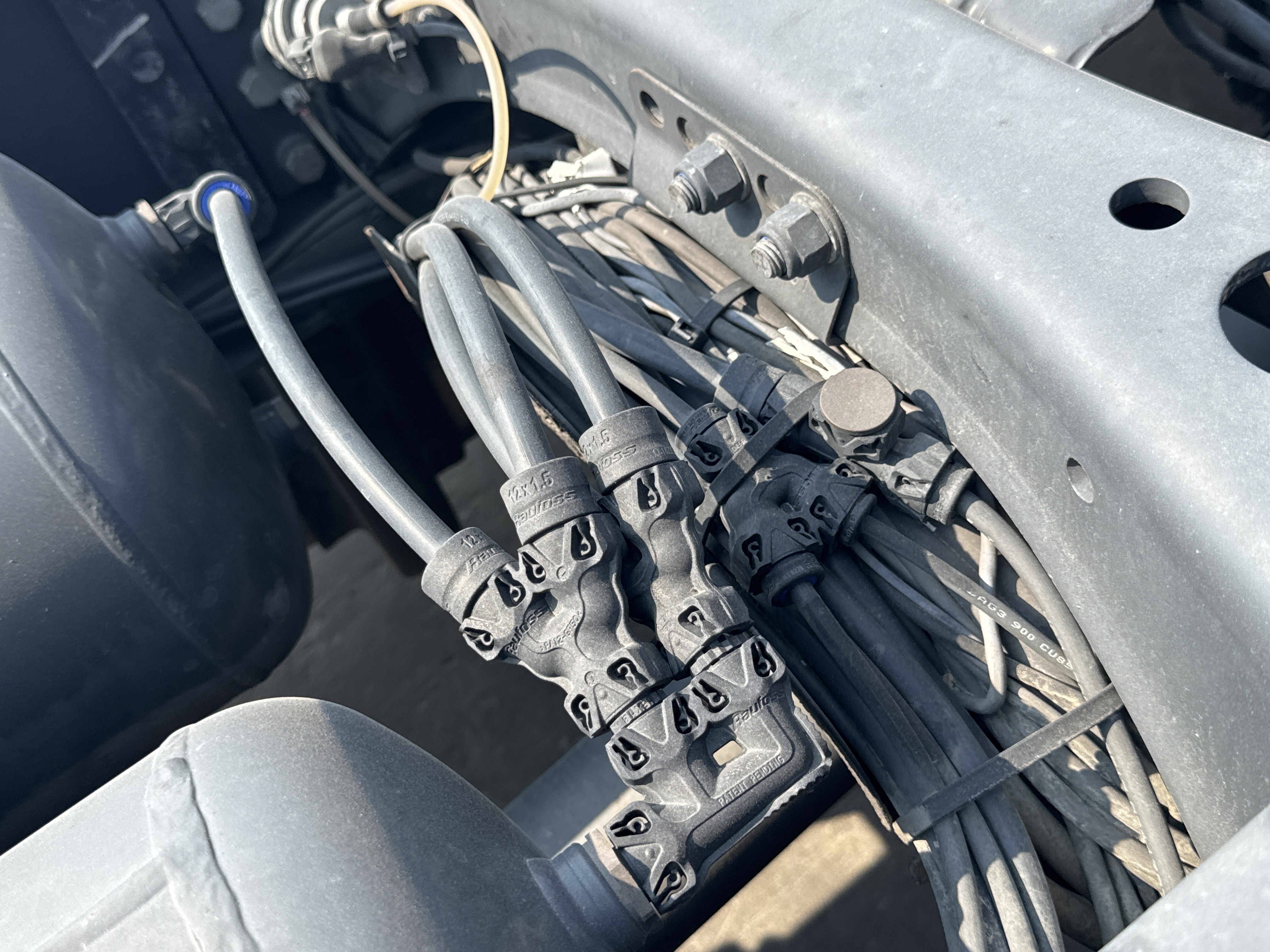PMT-002-Scania-R410-Trailer-trucks-inspection-Pneumatics-Air-lines-and-hoses-2