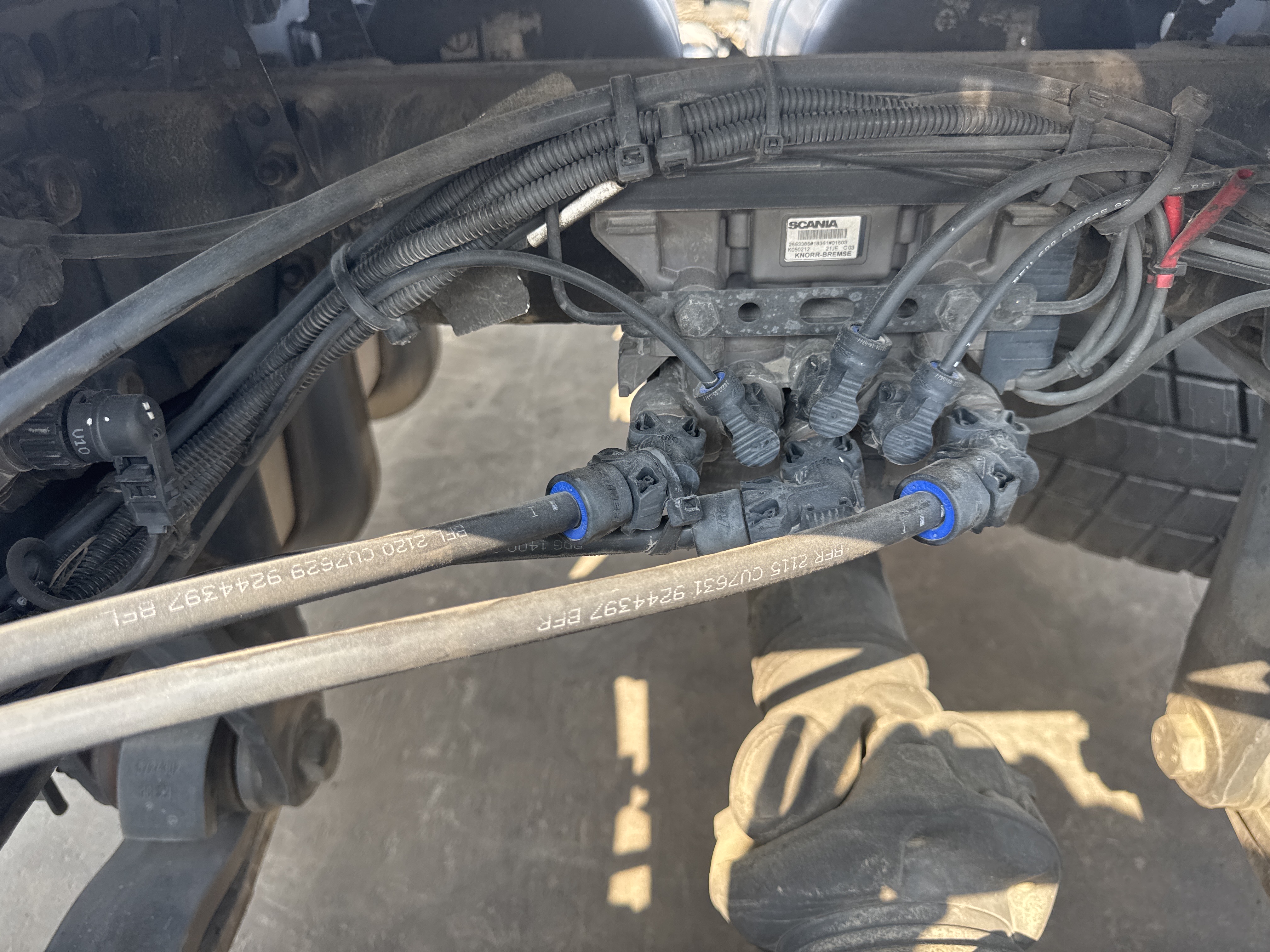 PMT-002-Scania-R410-Trailer-trucks-inspection-Pneumatics-Air-lines-and-hoses-2