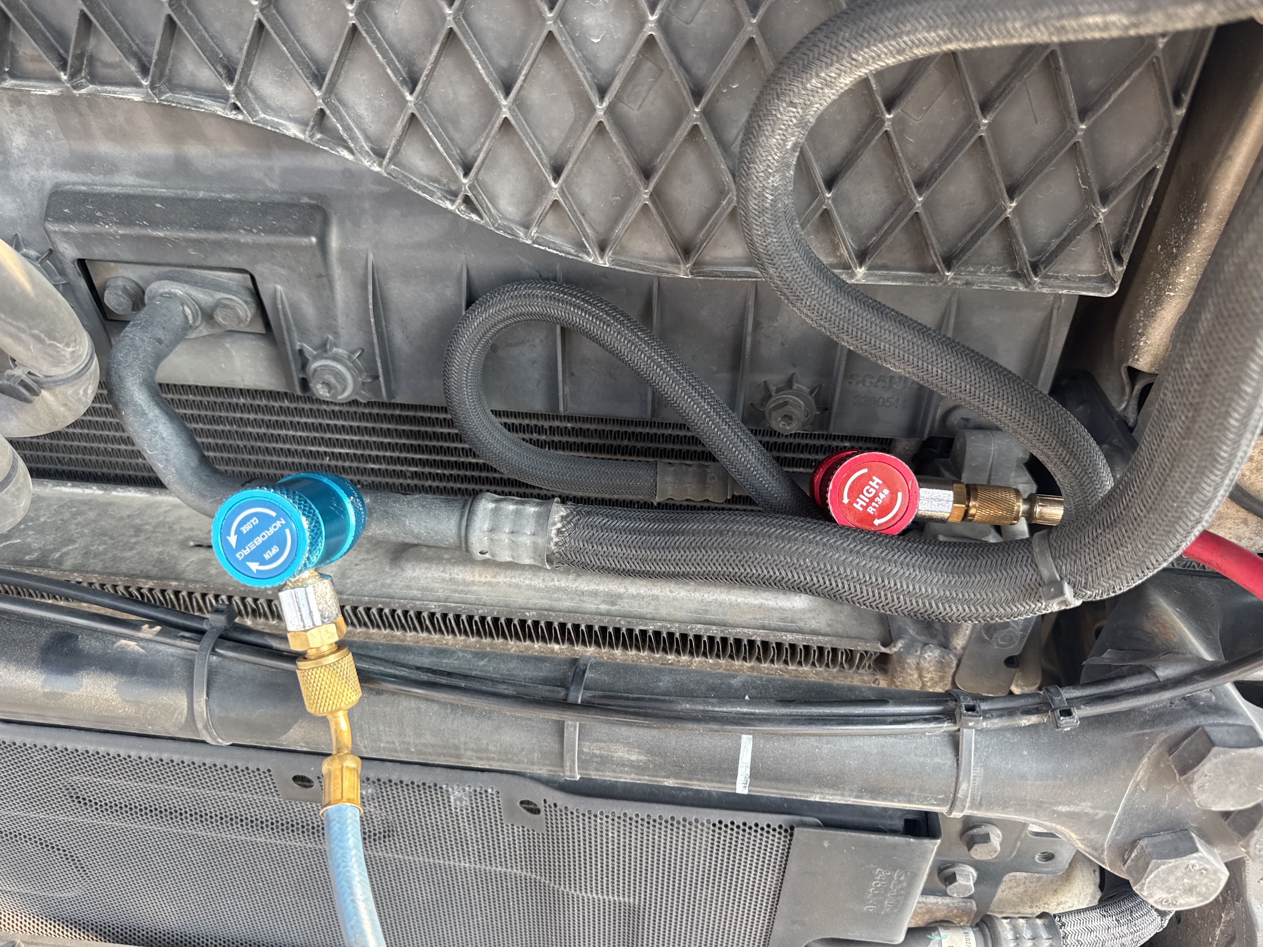 PMT-002-Scania-R410-Trailer-trucks-inspection-Air-conditioning-A/C-compressor-2