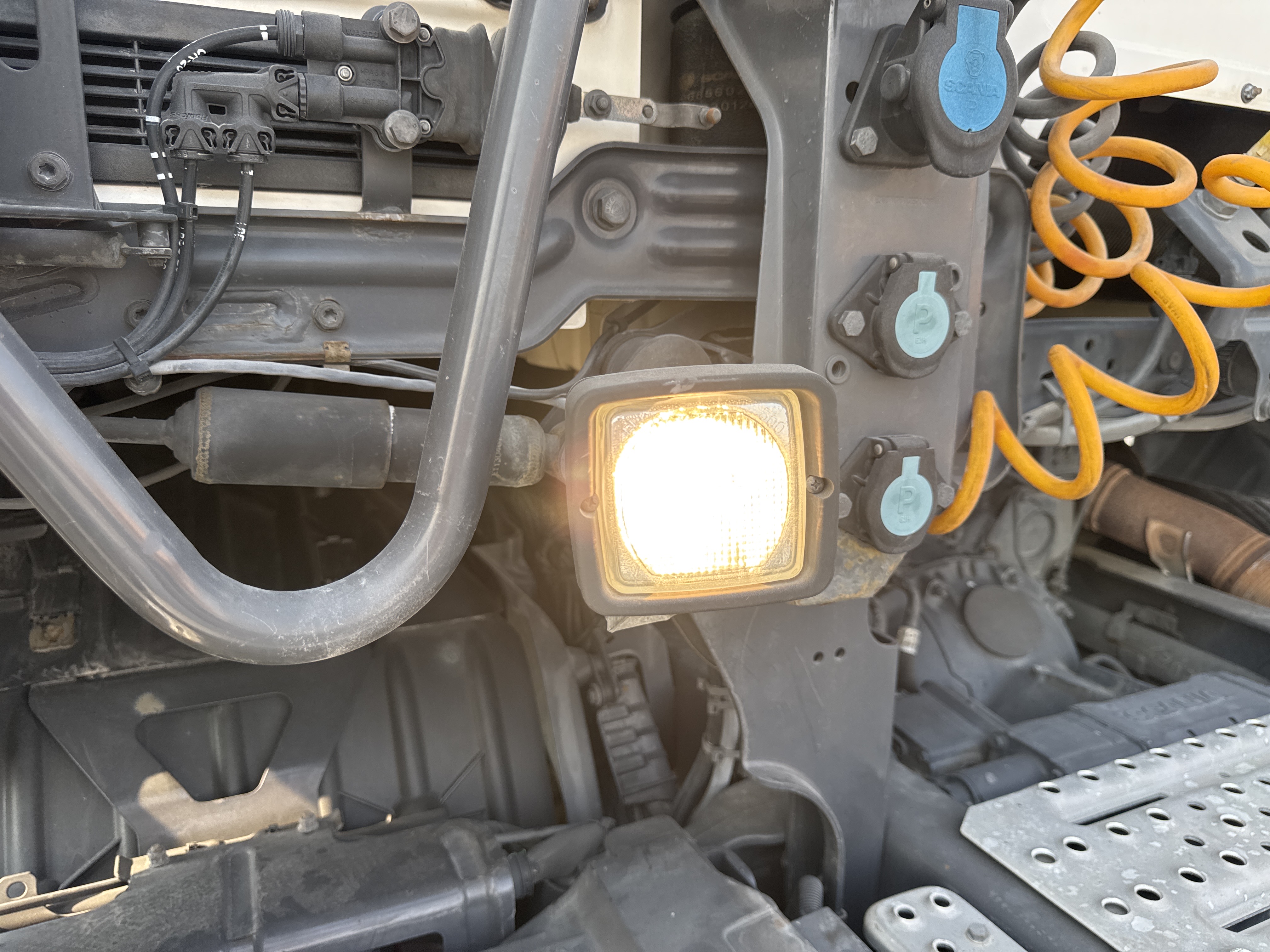 PMT-002-Scania-R410-Trailer-trucks-inspection-Electronic-Lights-and-signals-2