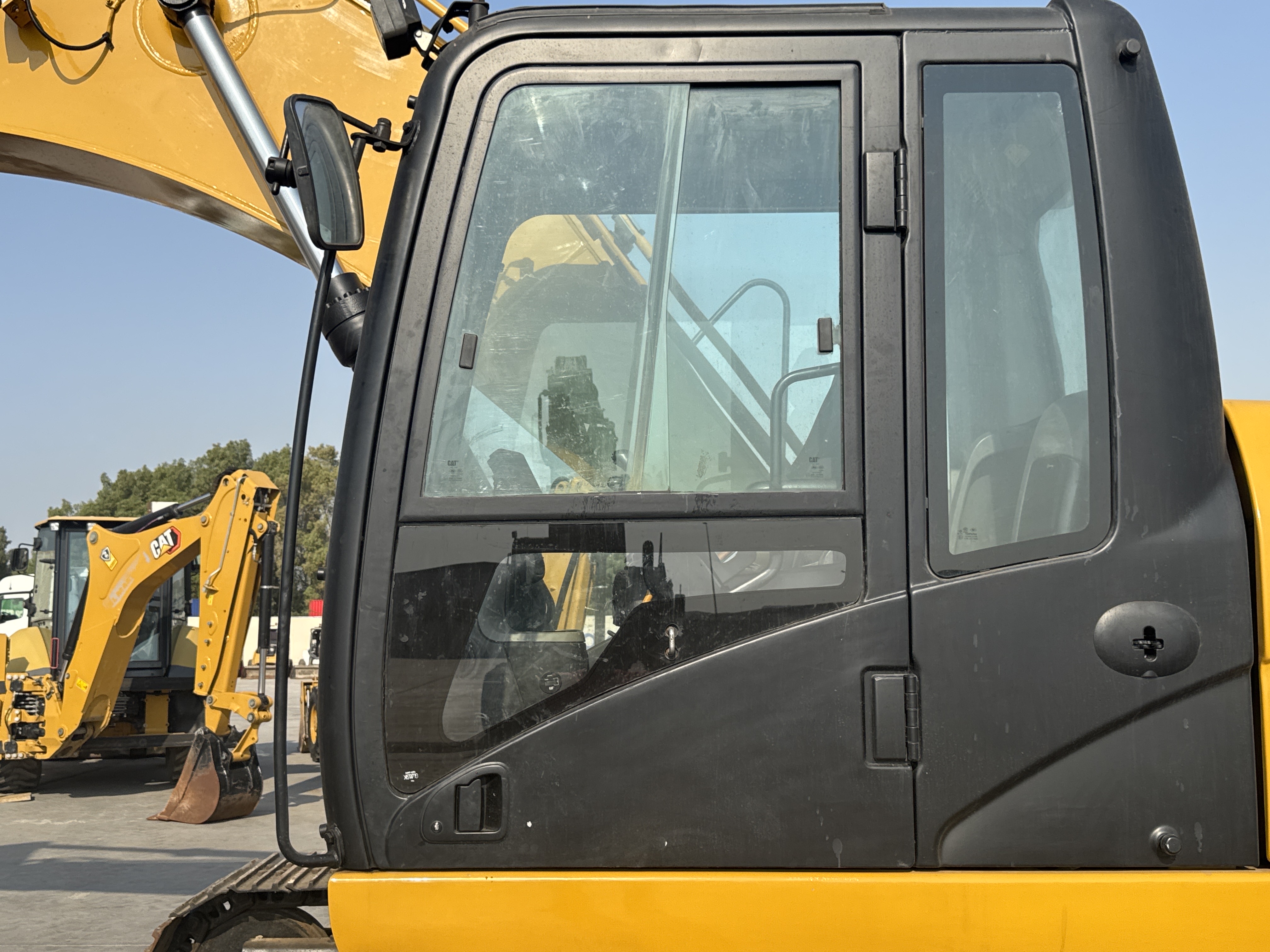 MDX-010-Cat-323D3-Medium-excavators-inspection-Structure-Doors-2