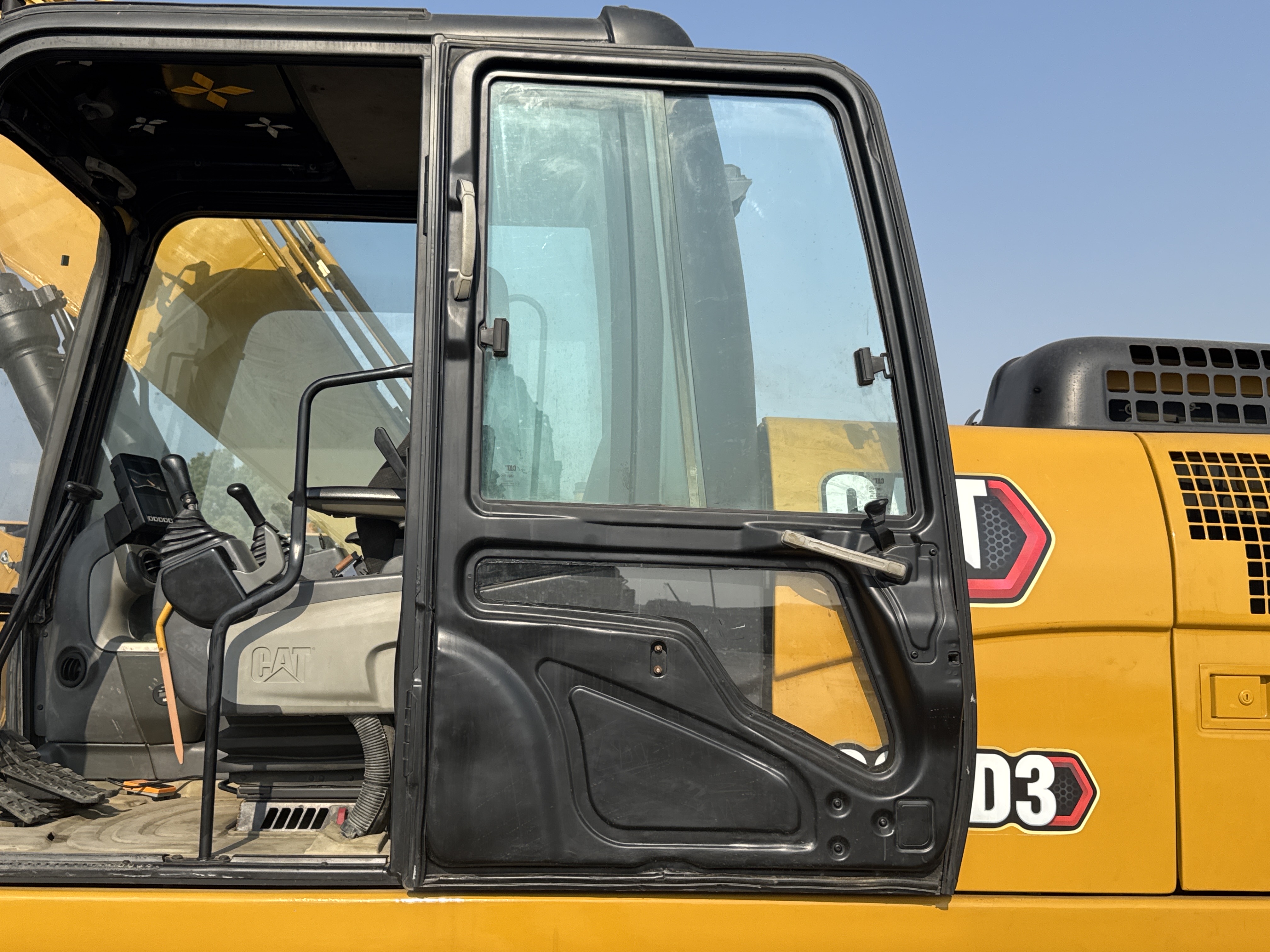 MDX-010-Cat-323D3-Medium-excavators-inspection-Structure-Doors-2