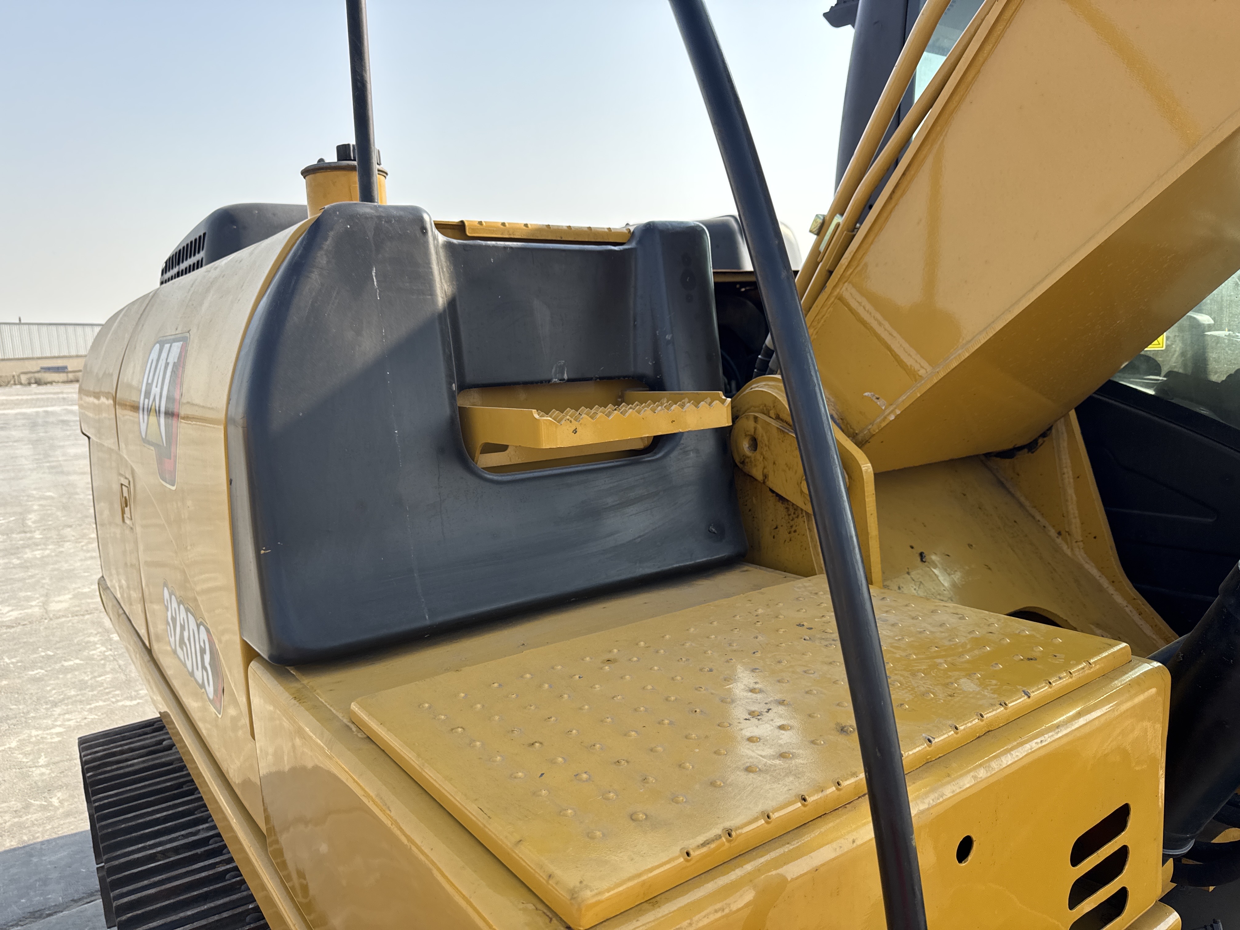 MDX-010-Cat-323D3-Medium-excavators-inspection-Structure-Steps/ladders-2