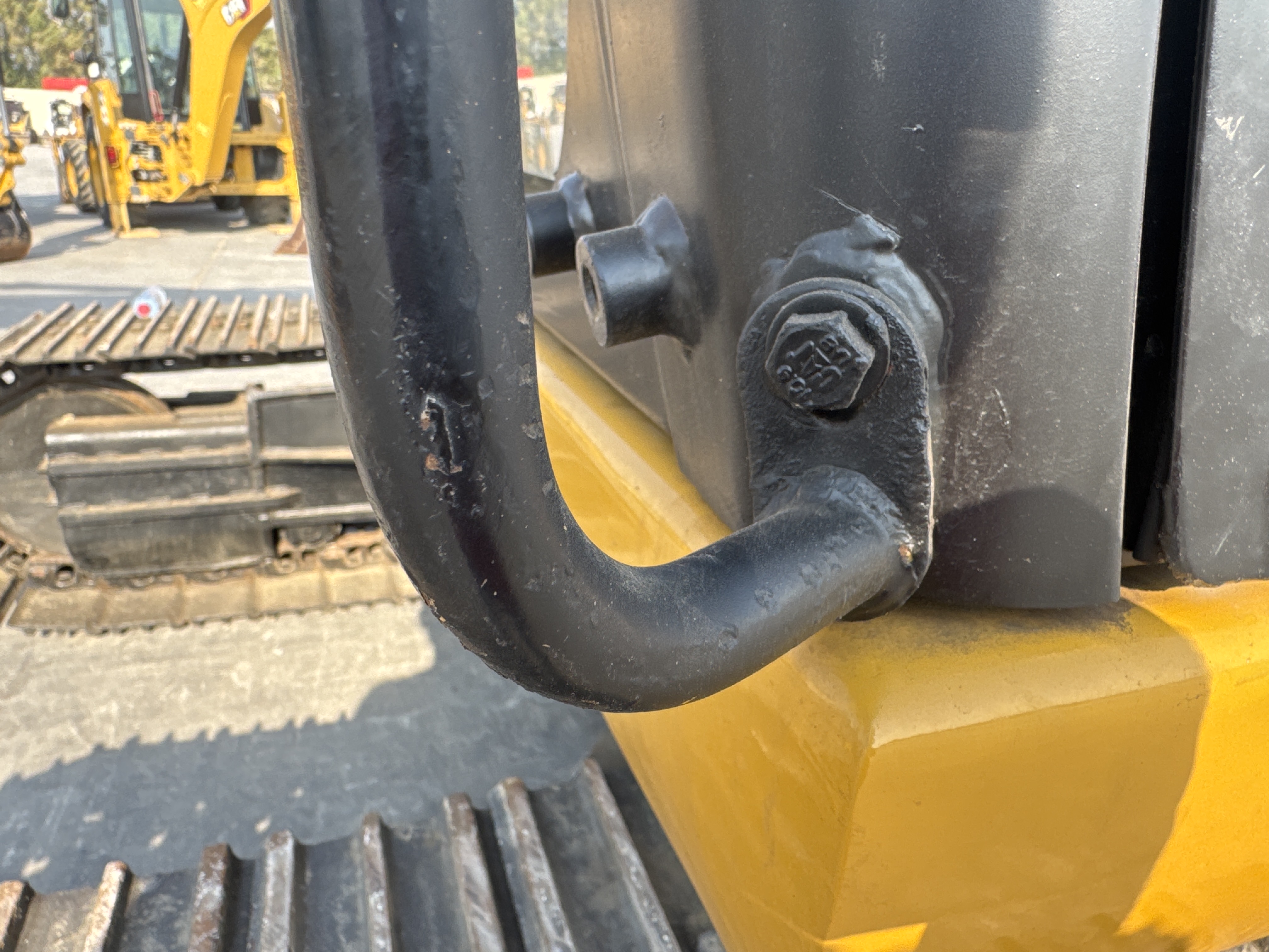 MDX-010-Cat-323D3-Medium-excavators-inspection-Structure-Handrails-2