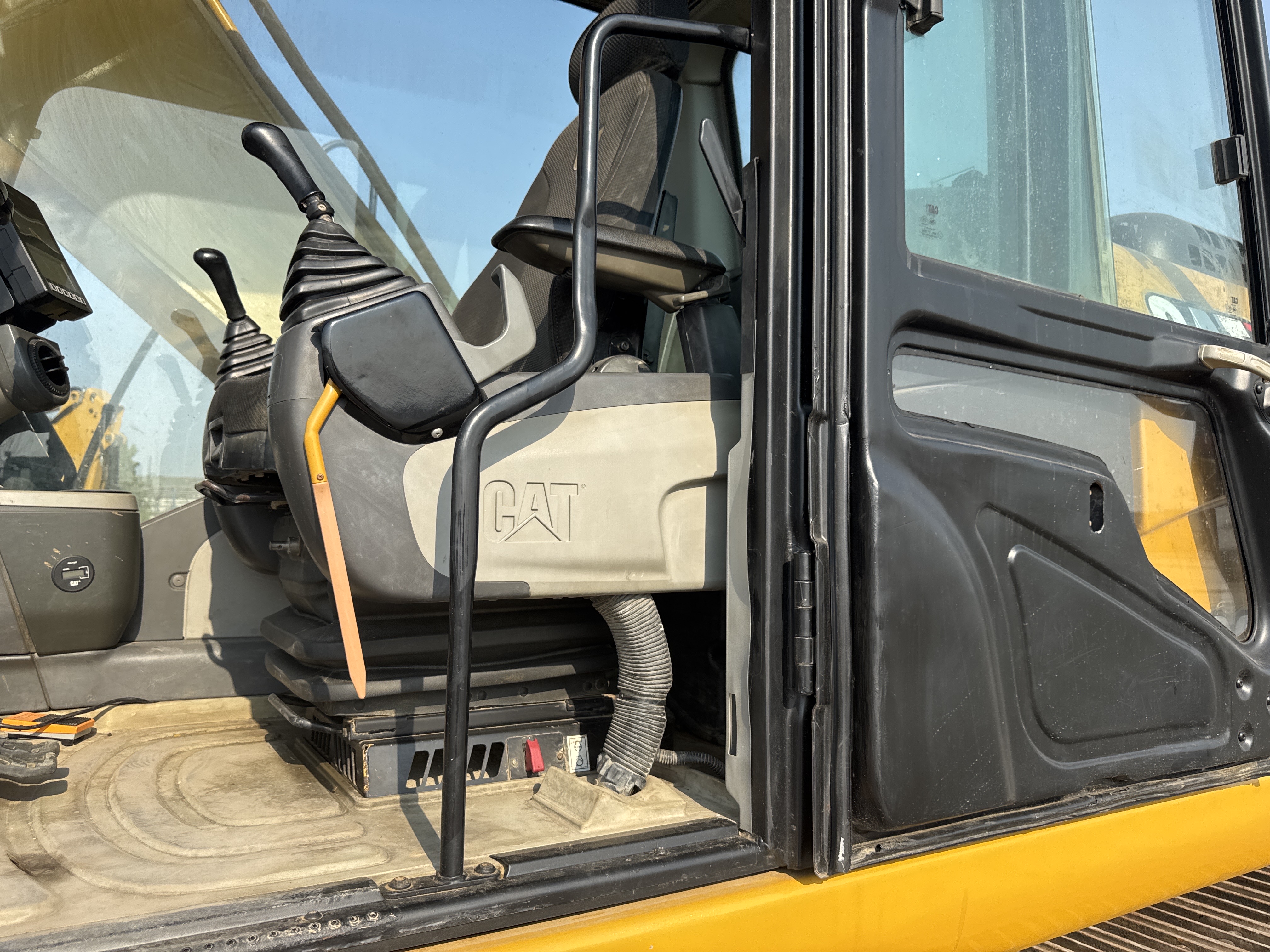 MDX-010-Cat-323D3-Medium-excavators-inspection-Structure-Handrails-2