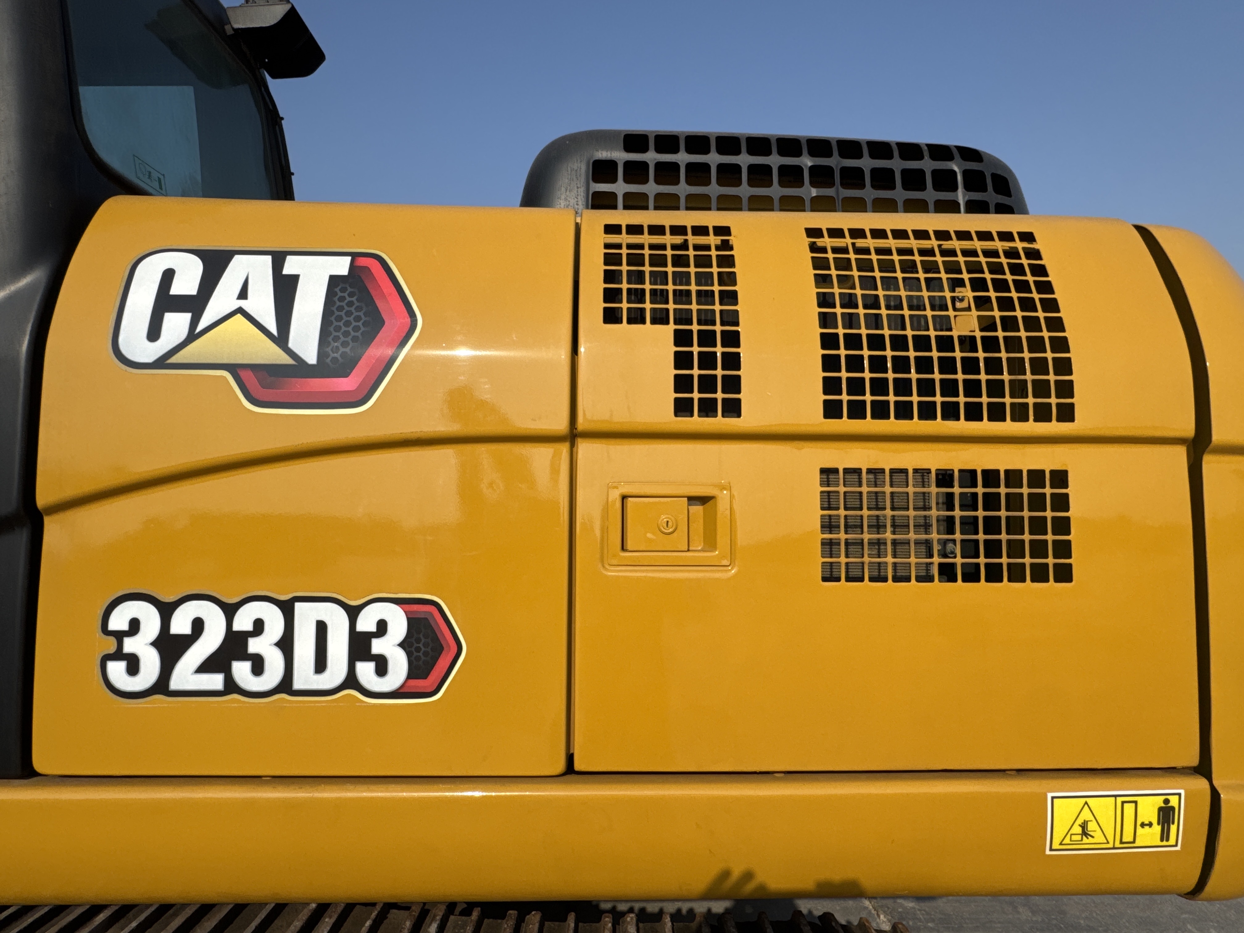 MDX-010-Cat-323D3-Medium-excavators-inspection-Structure-Sheet-metal-(fiberglass)-2