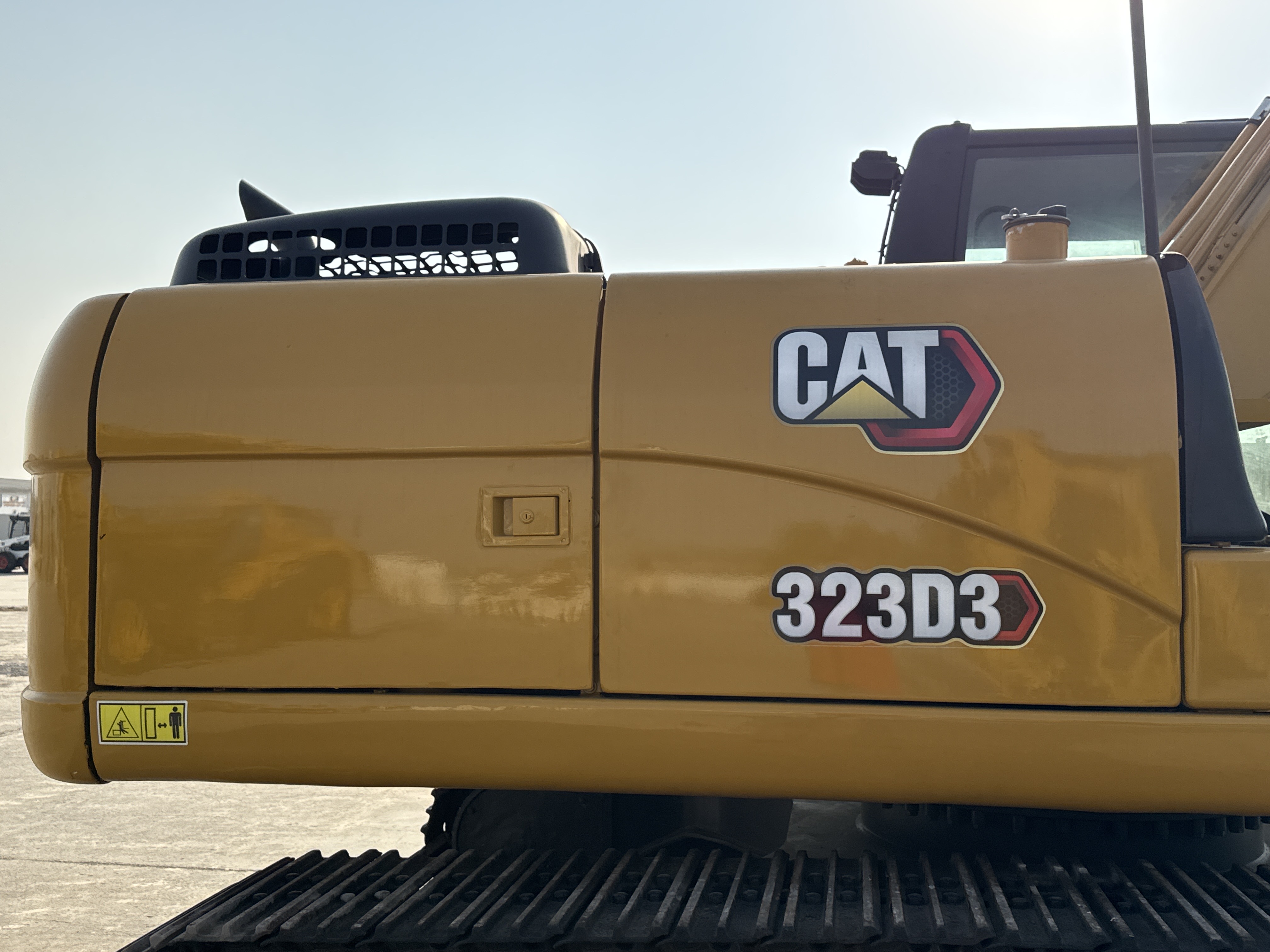 MDX-010-Cat-323D3-Medium-excavators-inspection-Structure-Sheet-metal-(fiberglass)-2