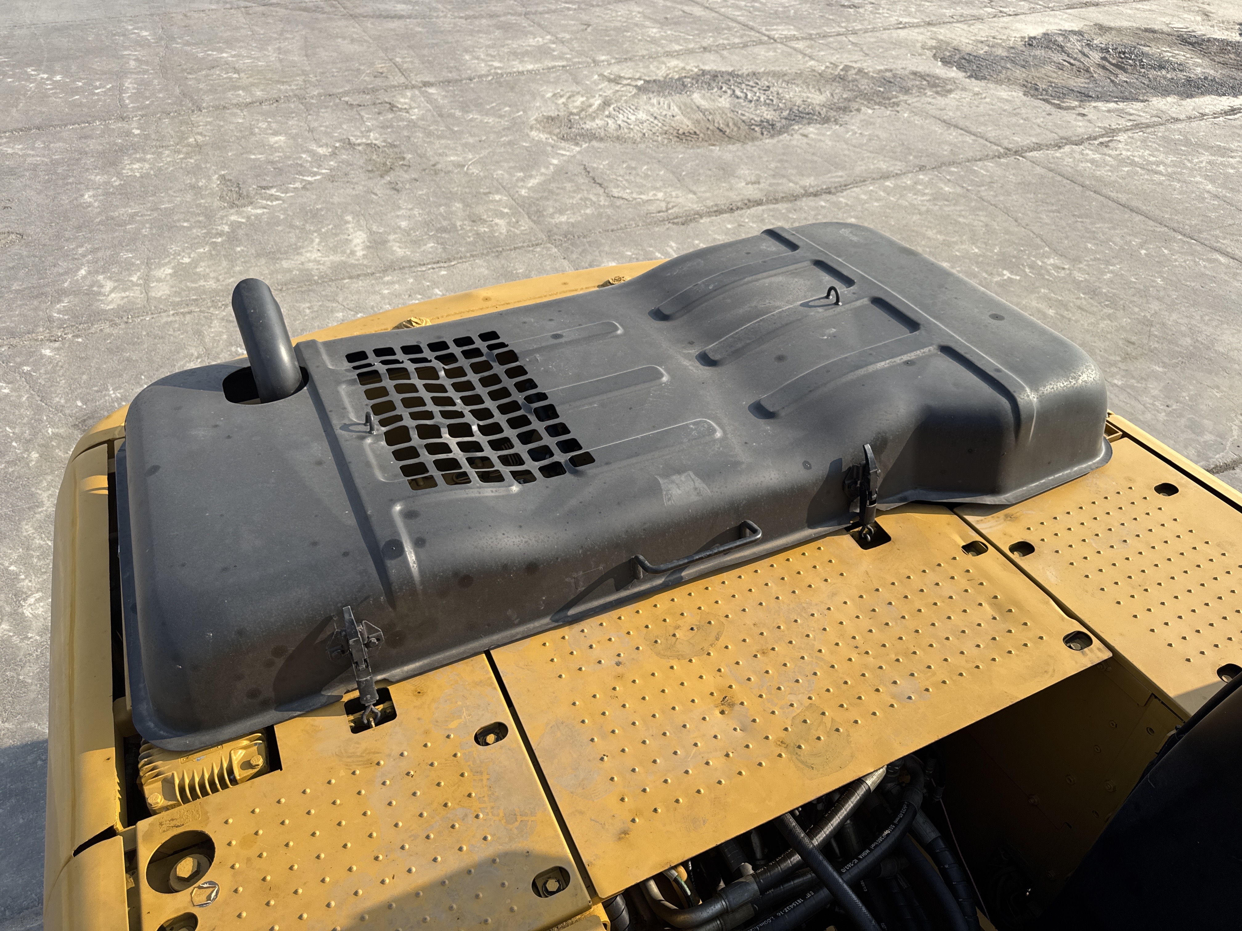 MDX-010-Cat-323D3-Medium-excavators-inspection-Structure-Sheet-metal-(fiberglass)-2