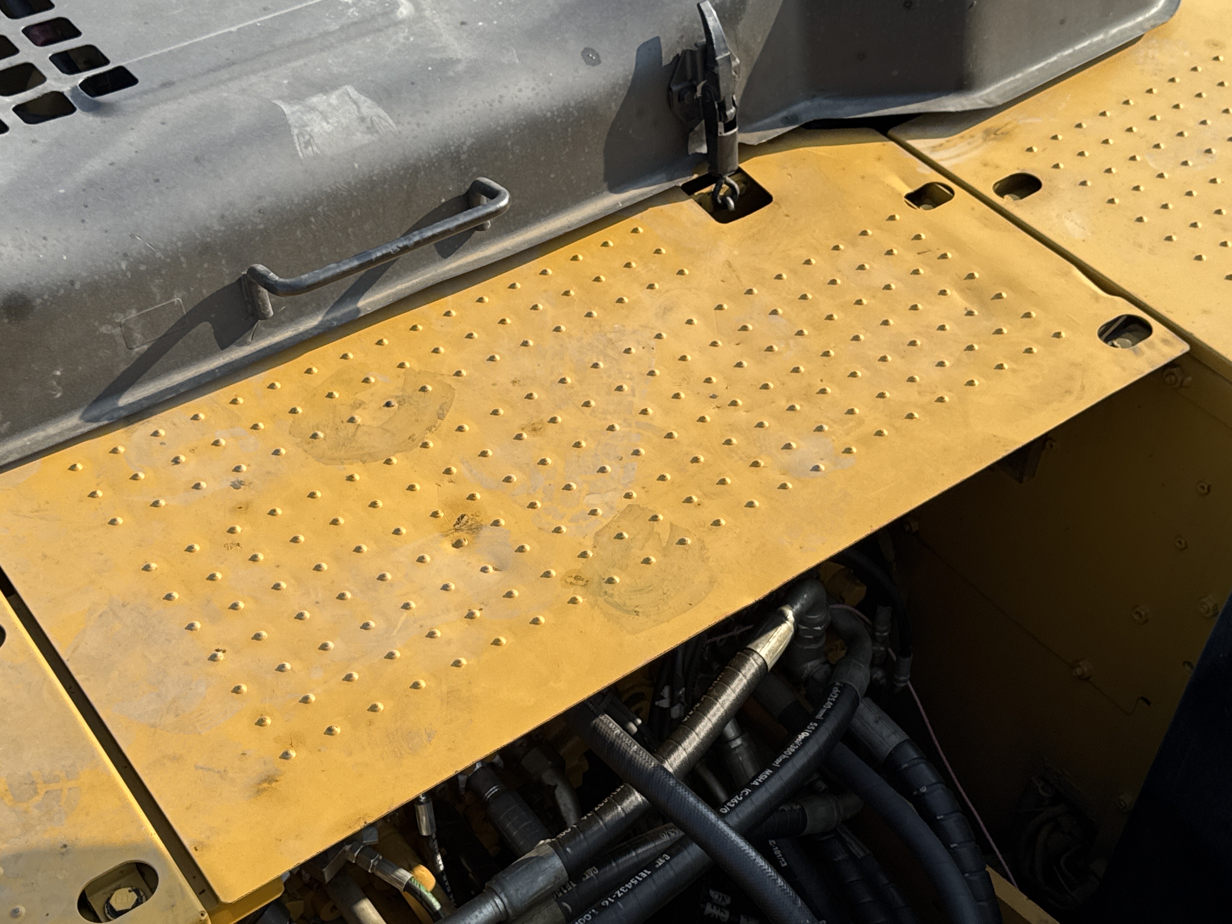 MDX-010-Cat-323D3-Medium-excavators-inspection-Structure-Sheet-metal-(fiberglass)-2