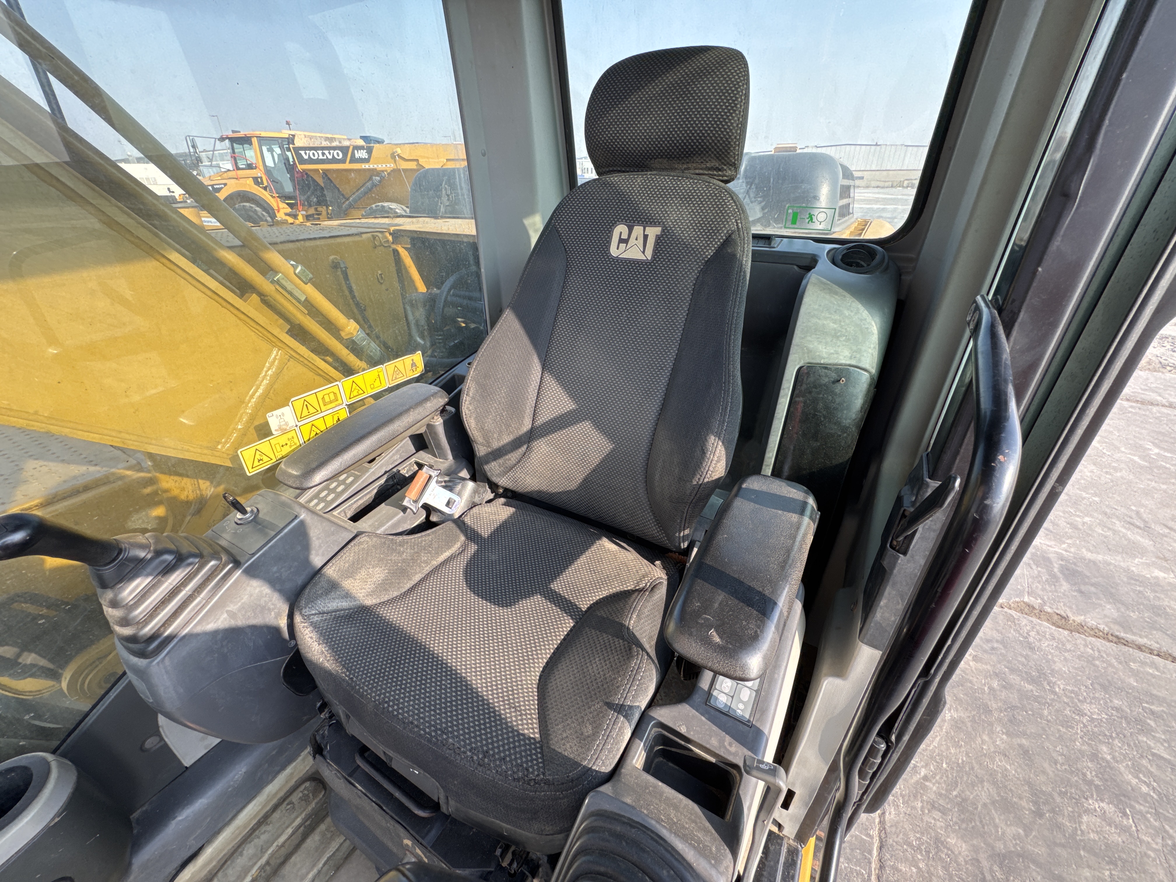 MDX-010-Cat-323D3-Medium-excavators-inspection-Cabin-Seats/armrests-2
